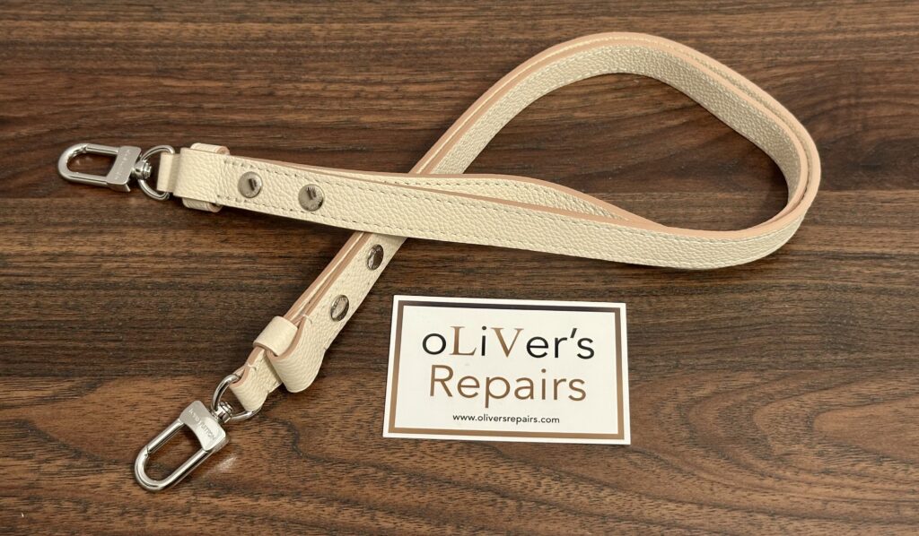 LOUIS VUITTON Riemen beige Leder mit Beschlägen silberfarben