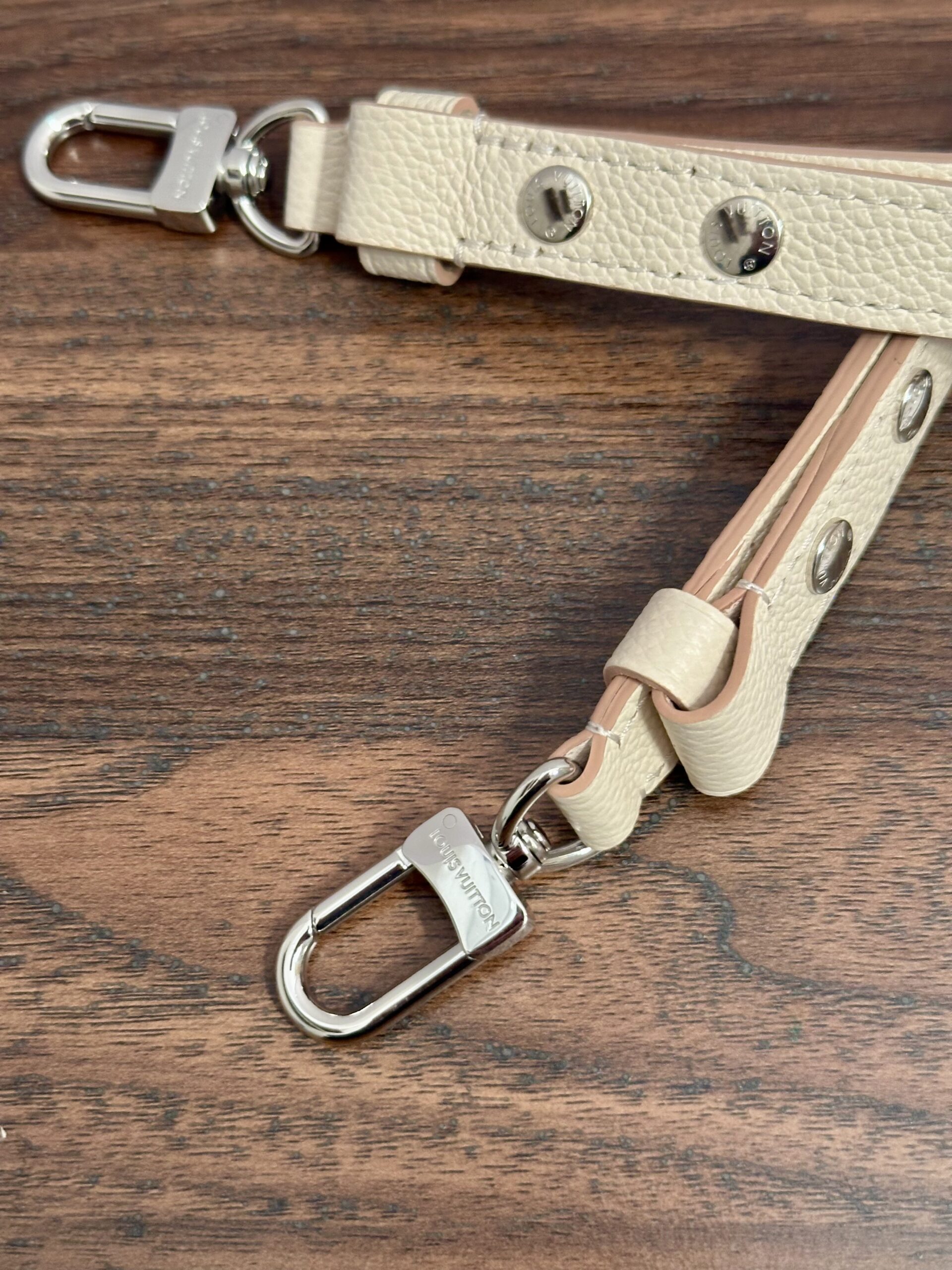 LOUIS VUITTON Riemen beige Leder mit Beschlägen silberfarben unbenutzt – Bild 6