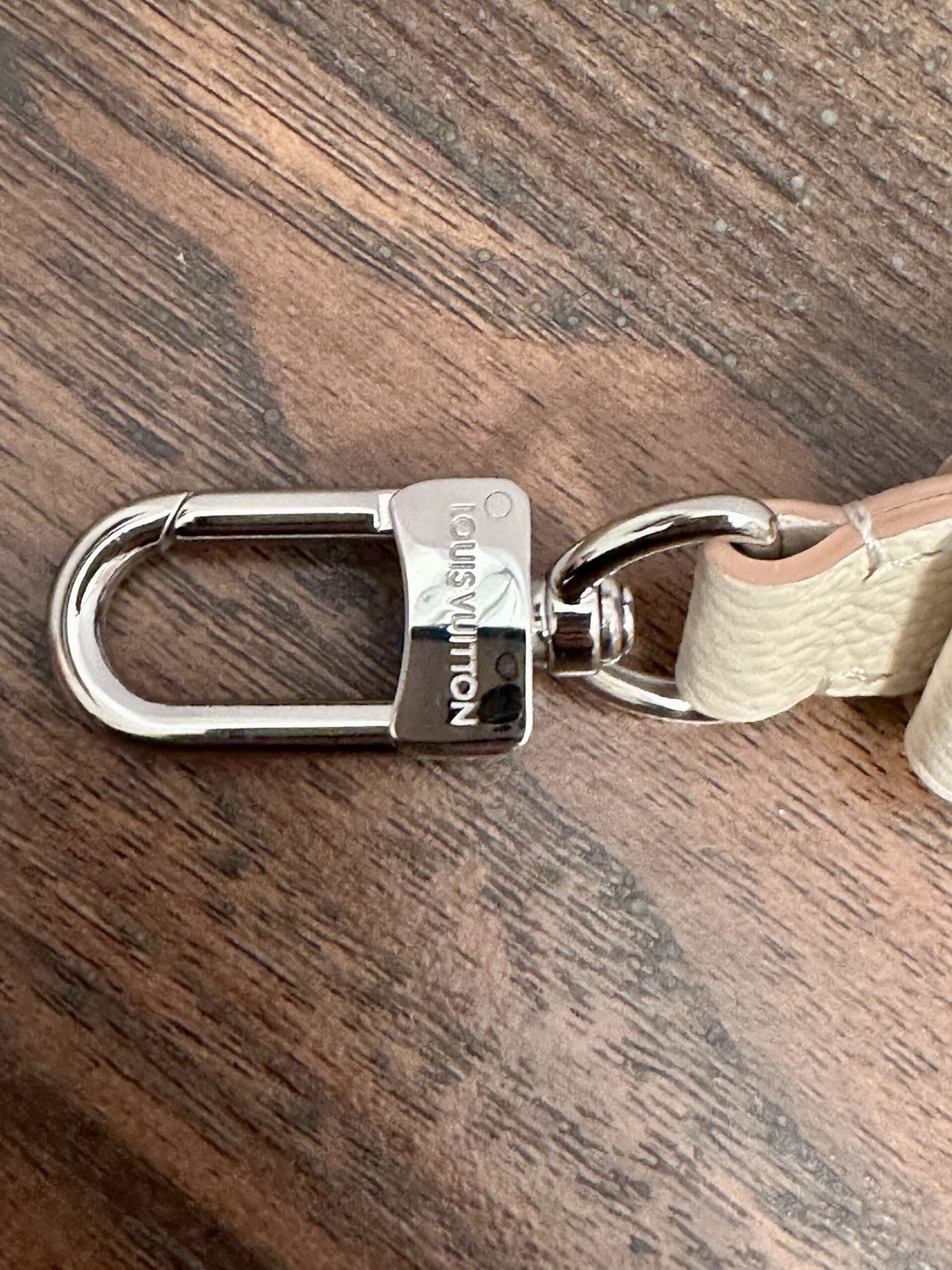 LOUIS VUITTON Riemen beige Leder mit Beschlägen silberfarben unbenutzt – Bild 4