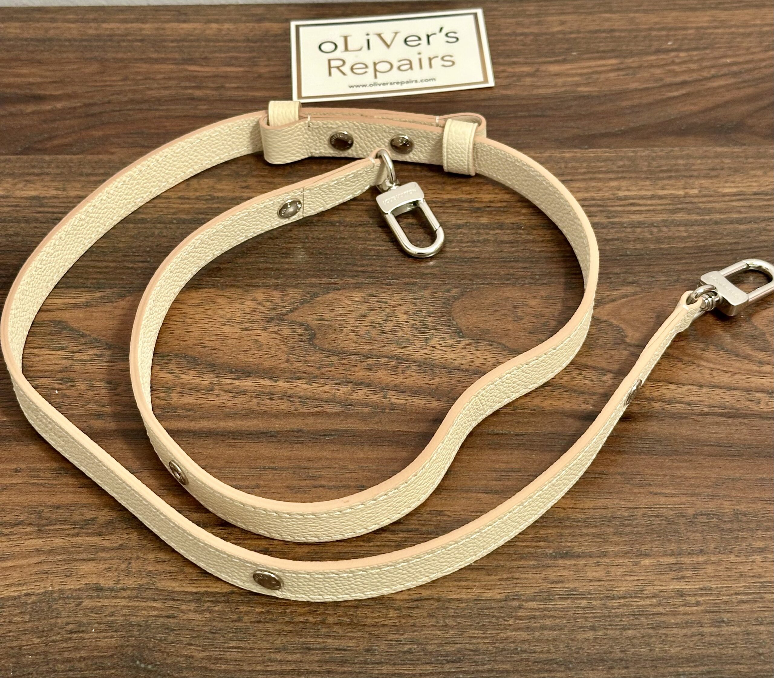 LOUIS VUITTON Riemen beige Leder mit Beschlägen silberfarben unbenutzt – Bild 3