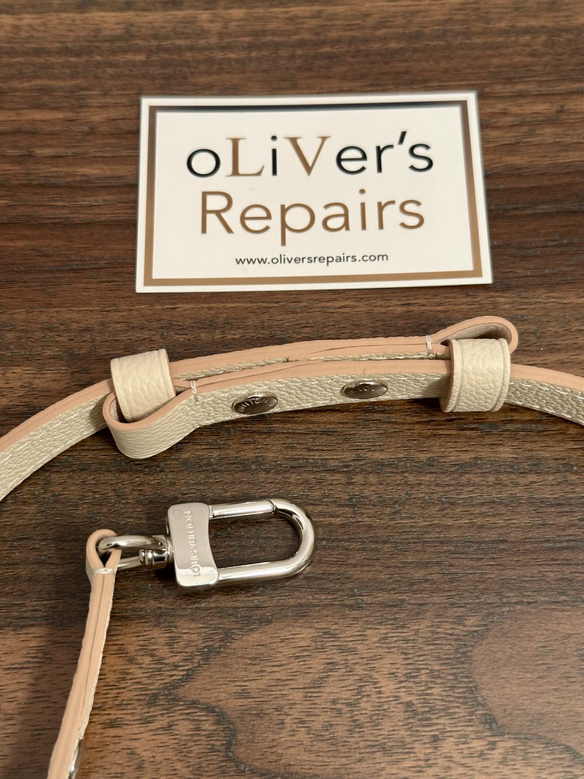 LOUIS VUITTON Riemen beige Leder mit Beschlägen silberfarben unbenutzt – Bild 2