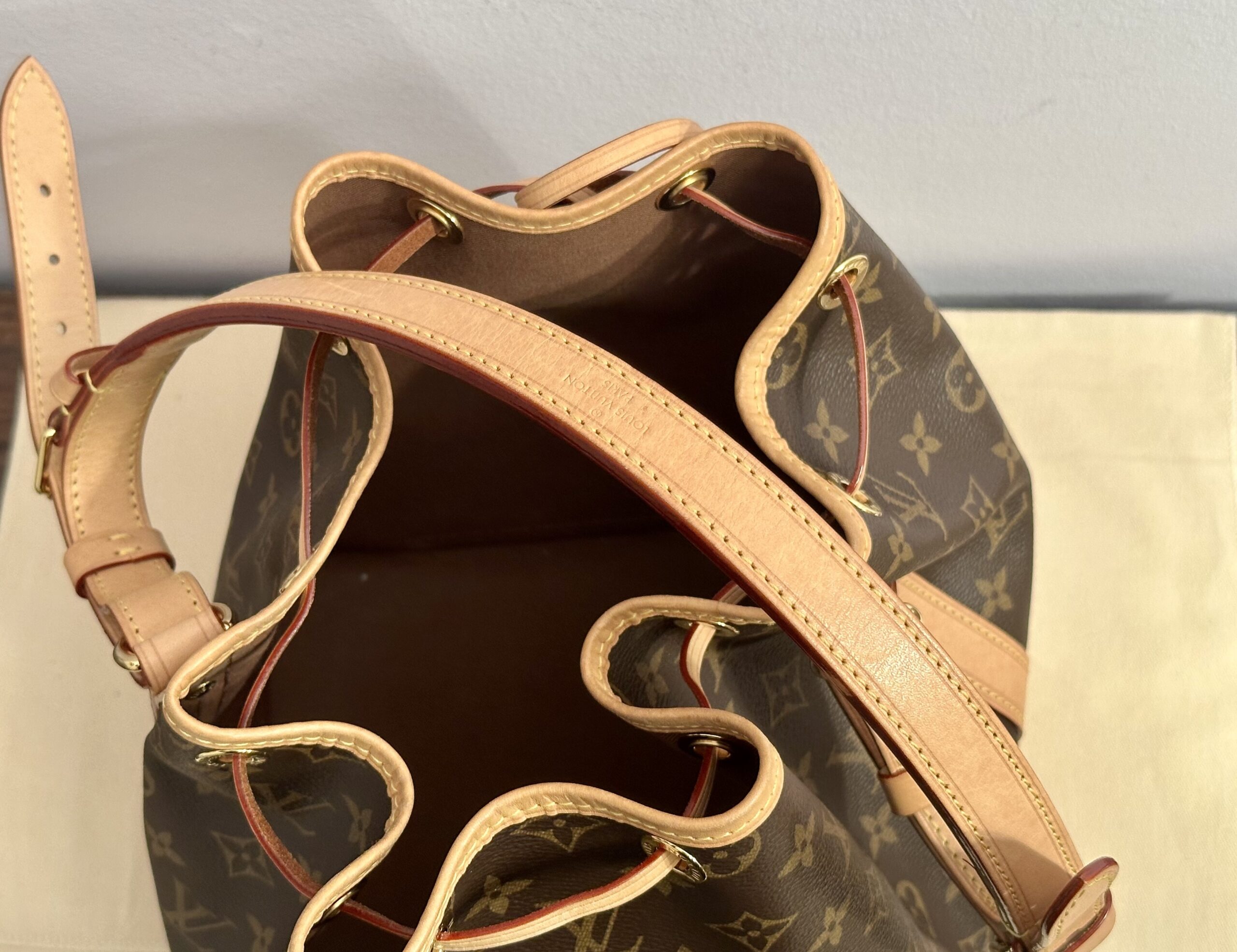 LOUIS VUITTON Noe Petit monogram M46984, RFID-Chip, 2024 – Bild 3