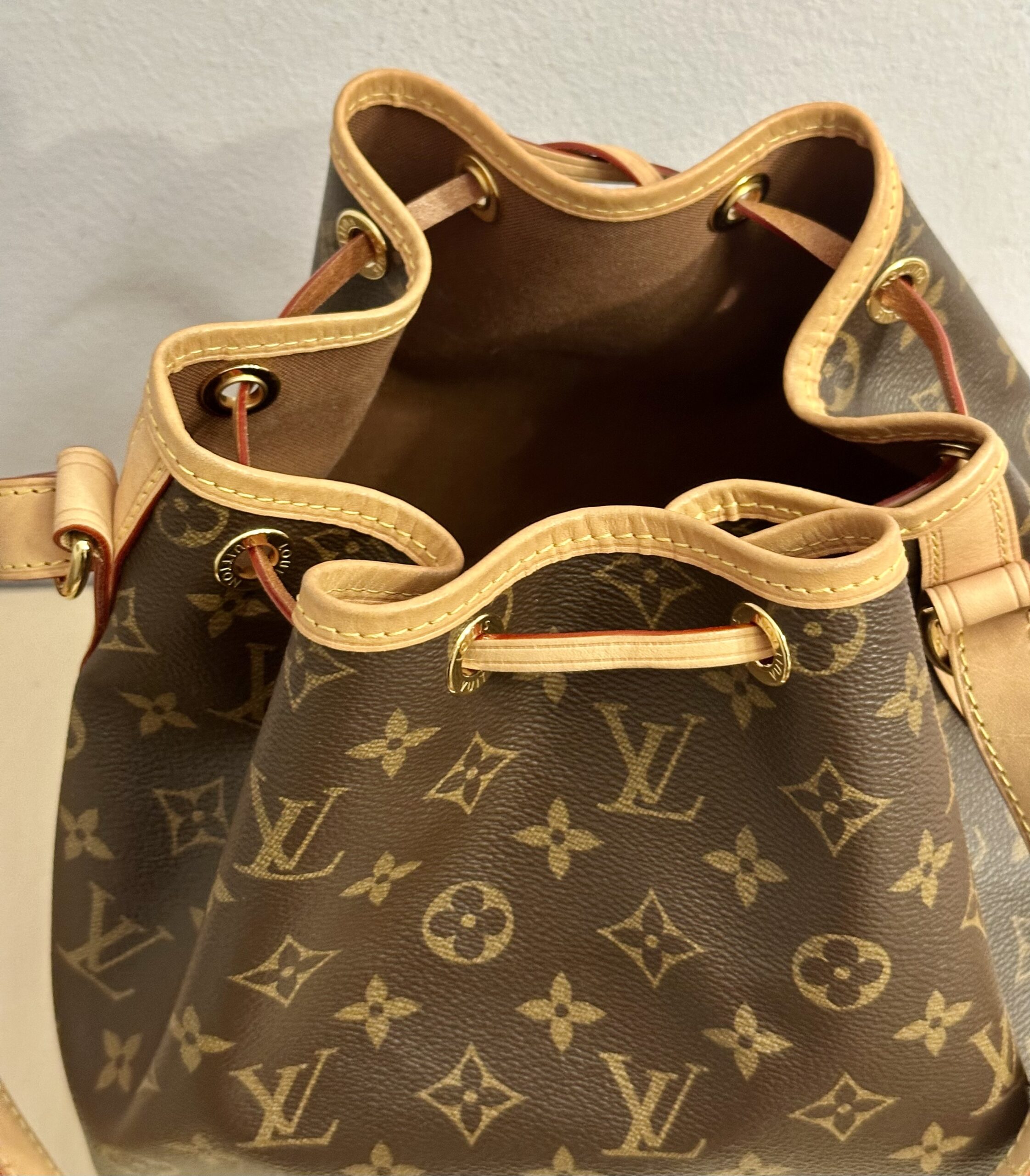 LOUIS VUITTON Noe Petit monogram M46984, RFID-Chip, 2024 – Bild 4