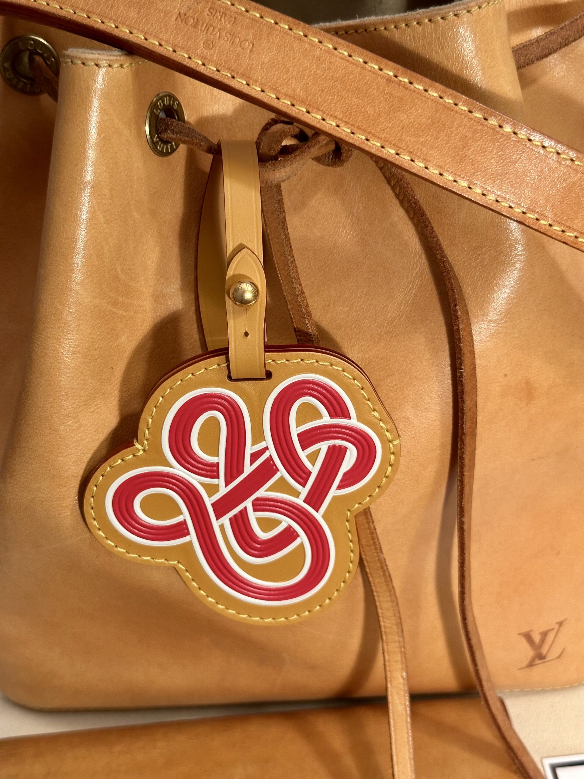 LOUIS VUITTON Noe Petit Nomad, M85003, Datacode AR0032, RARITÄT inkl. Bag-Charm neu – Bild 3