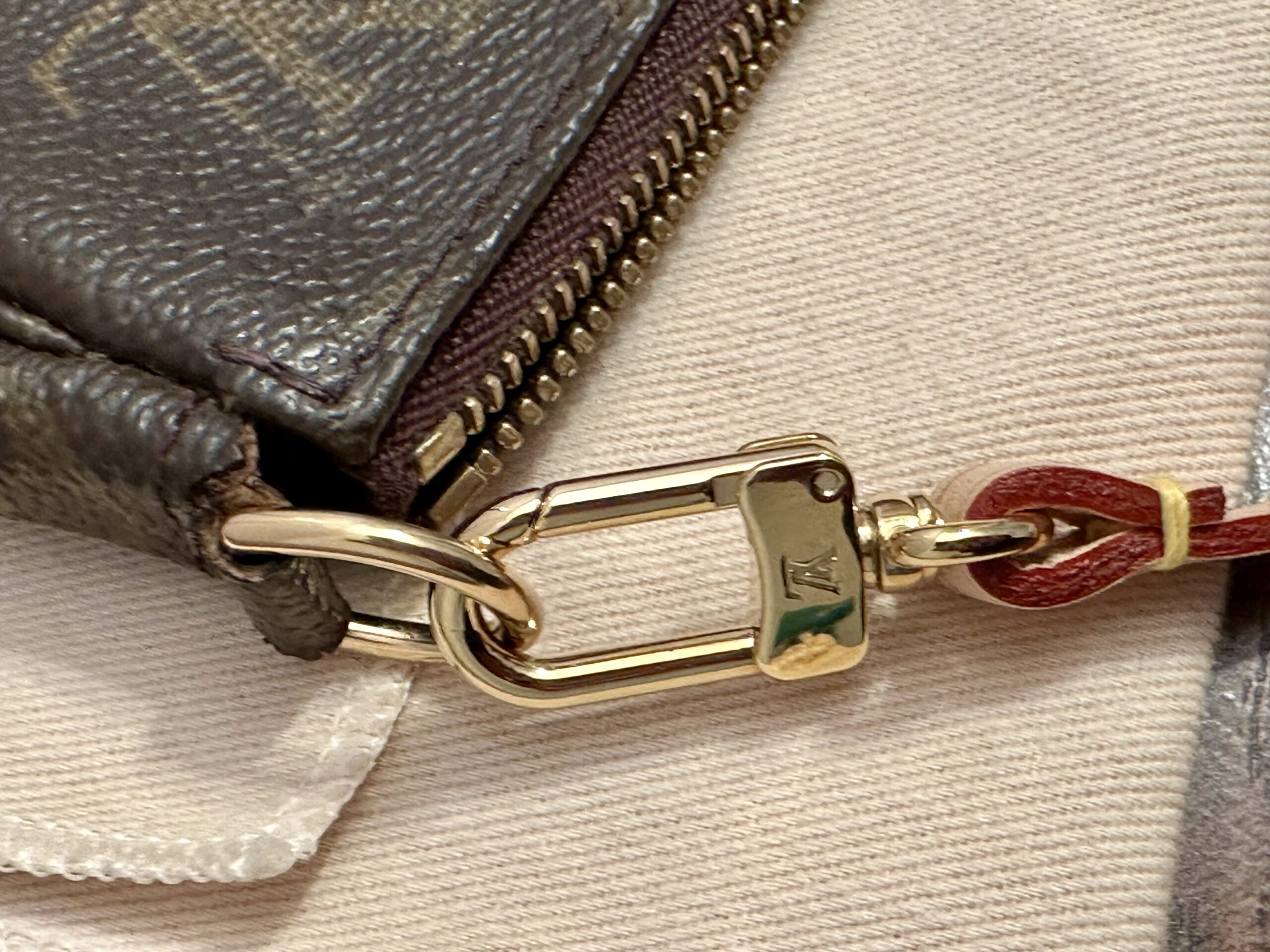 LOUIS VUITTON Pochette Accessoires monogram, M40712, Datacode VI0012, komplett erneuert – Bild 4