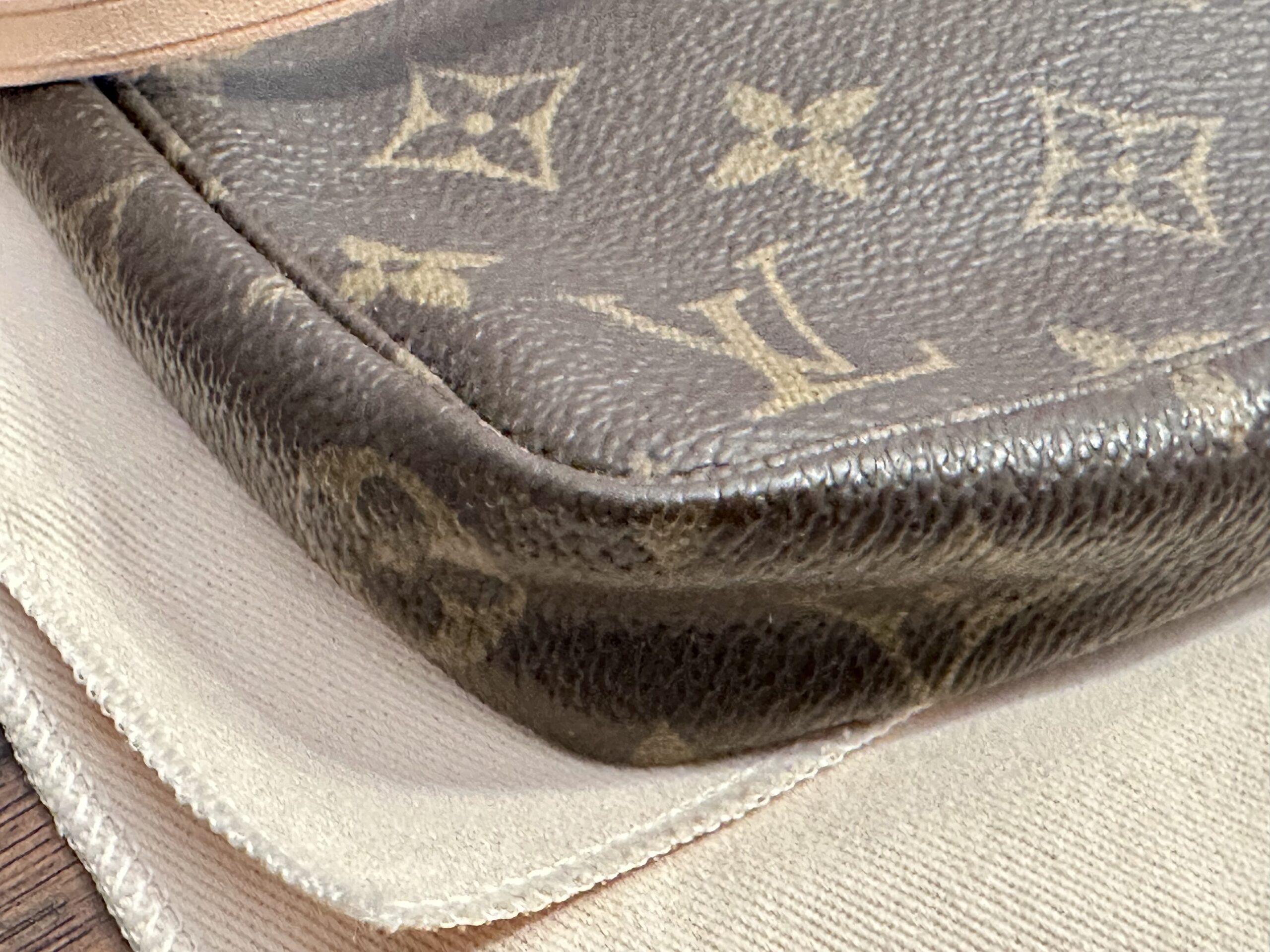 LOUIS VUITTON Pochette Accessoires monogram, M40712, Datacode VI0012, komplett erneuert – Bild 9