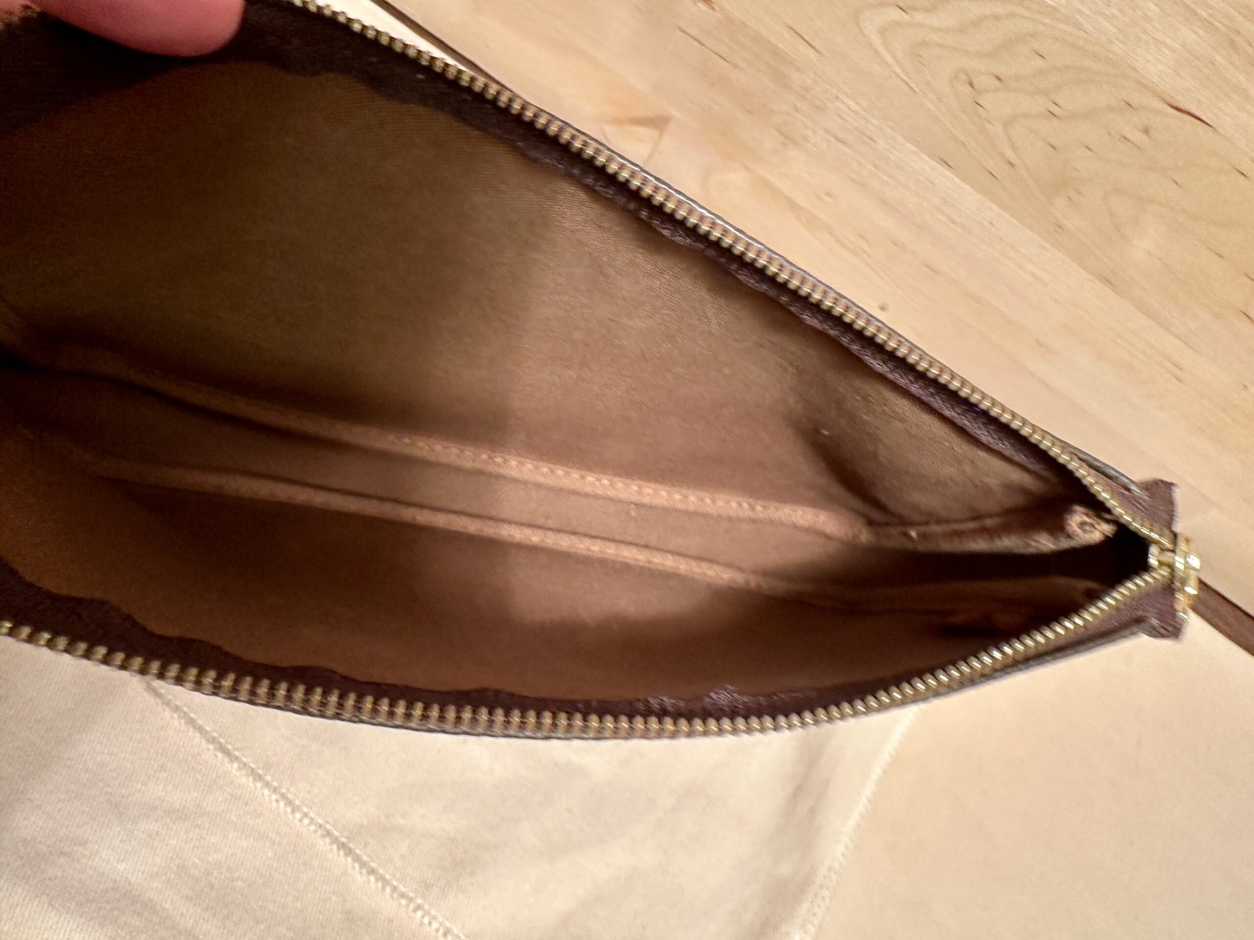 LOUIS VUITTON Pochette Accessoires monogram, M40712, Datacode VI0012, komplett erneuert – Bild 10