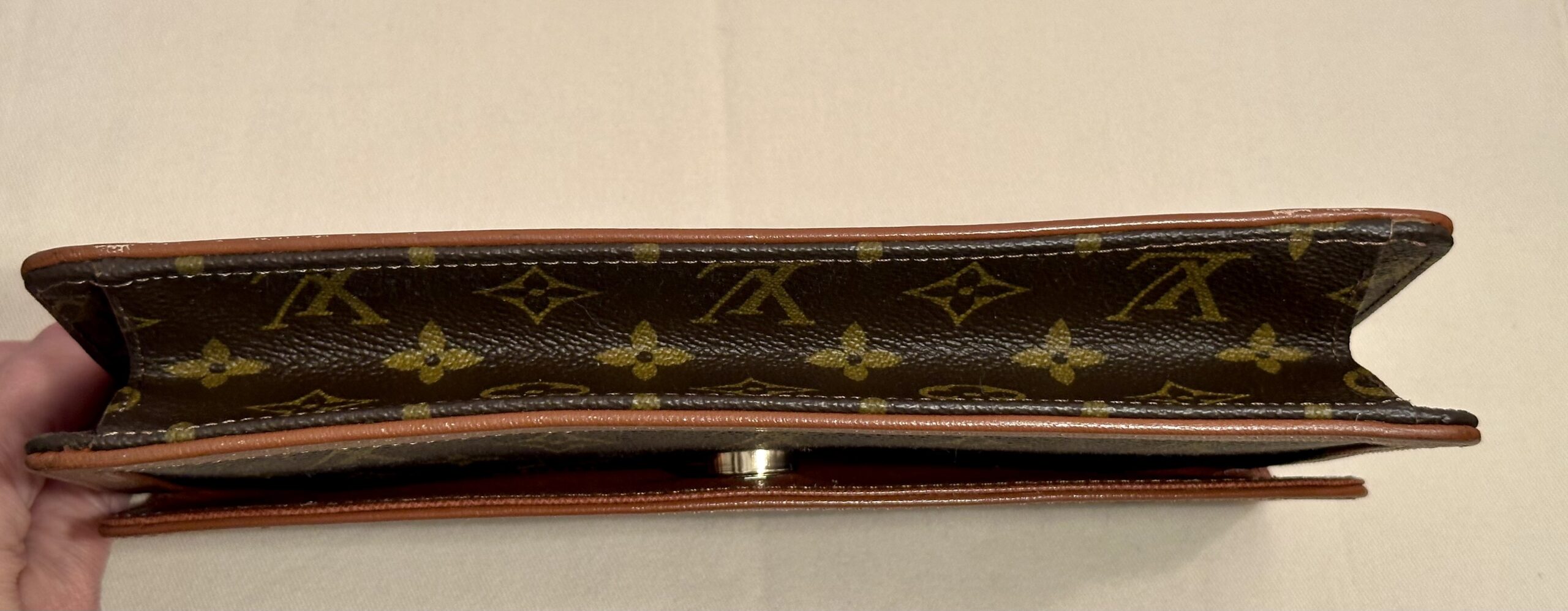 LOUIS VUITTON Pochette Dame M51810, Datacode 843 – Bild 4