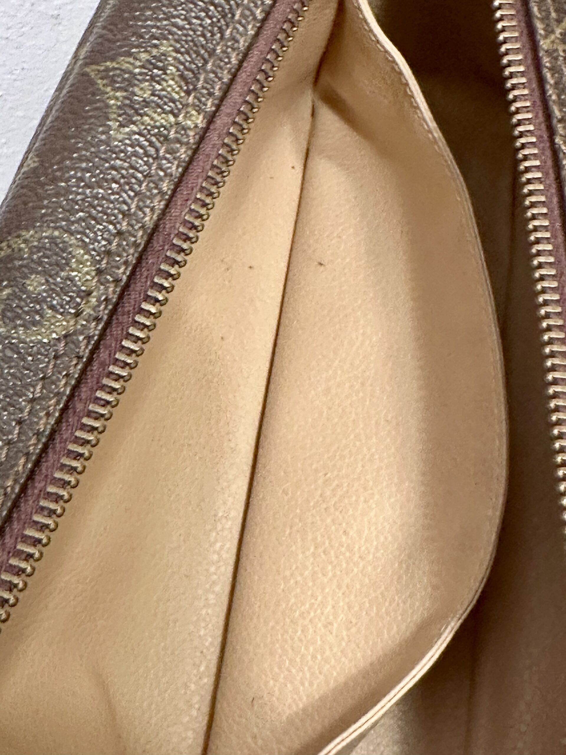 LOUIS VUITTON Trousse Toilette 28 monogram, M47522, Datacode 822 – Bild 5