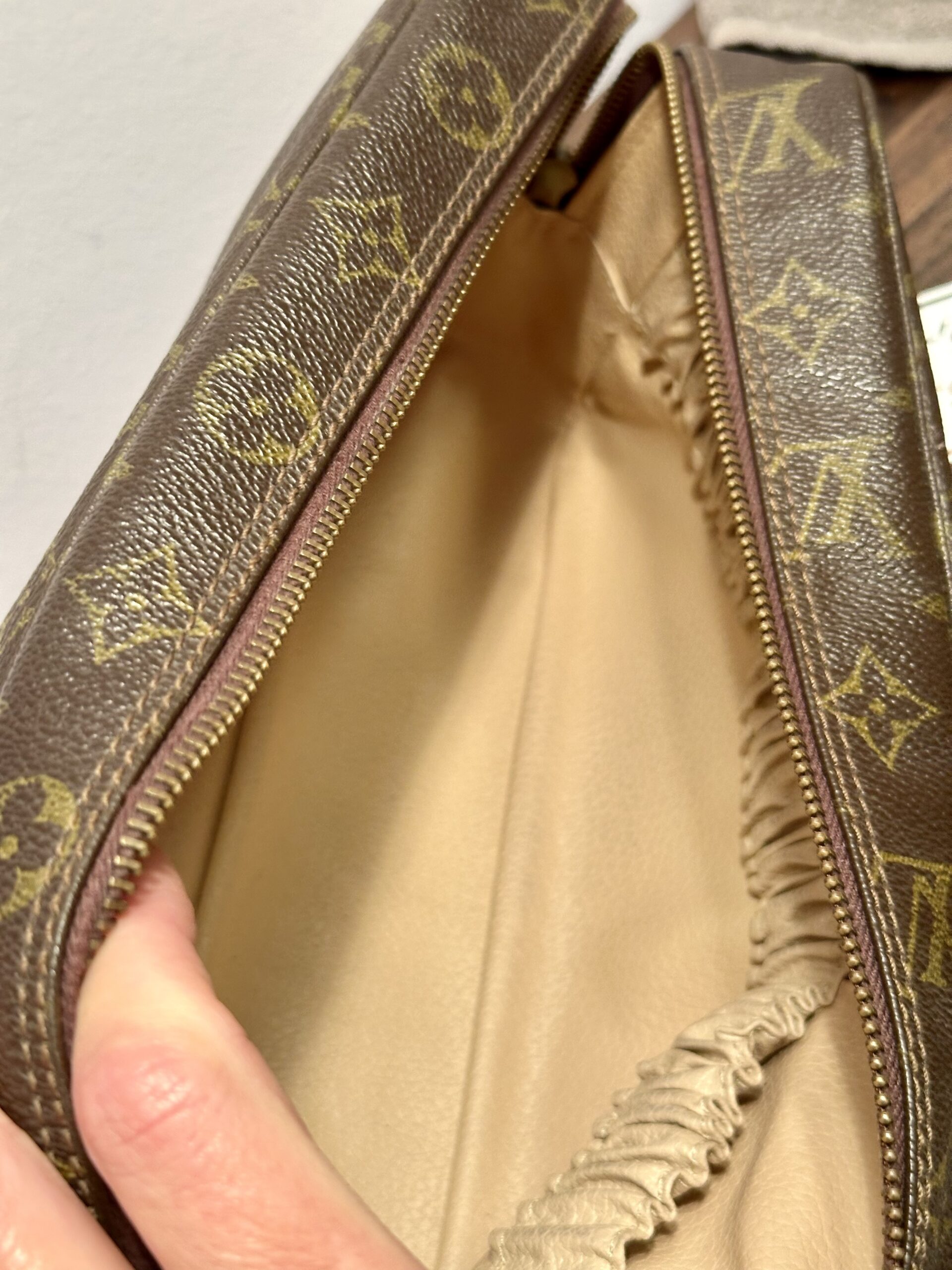 LOUIS VUITTON Trousse Toilette 28 monogram, M47522, Datacode 822 – Bild 8