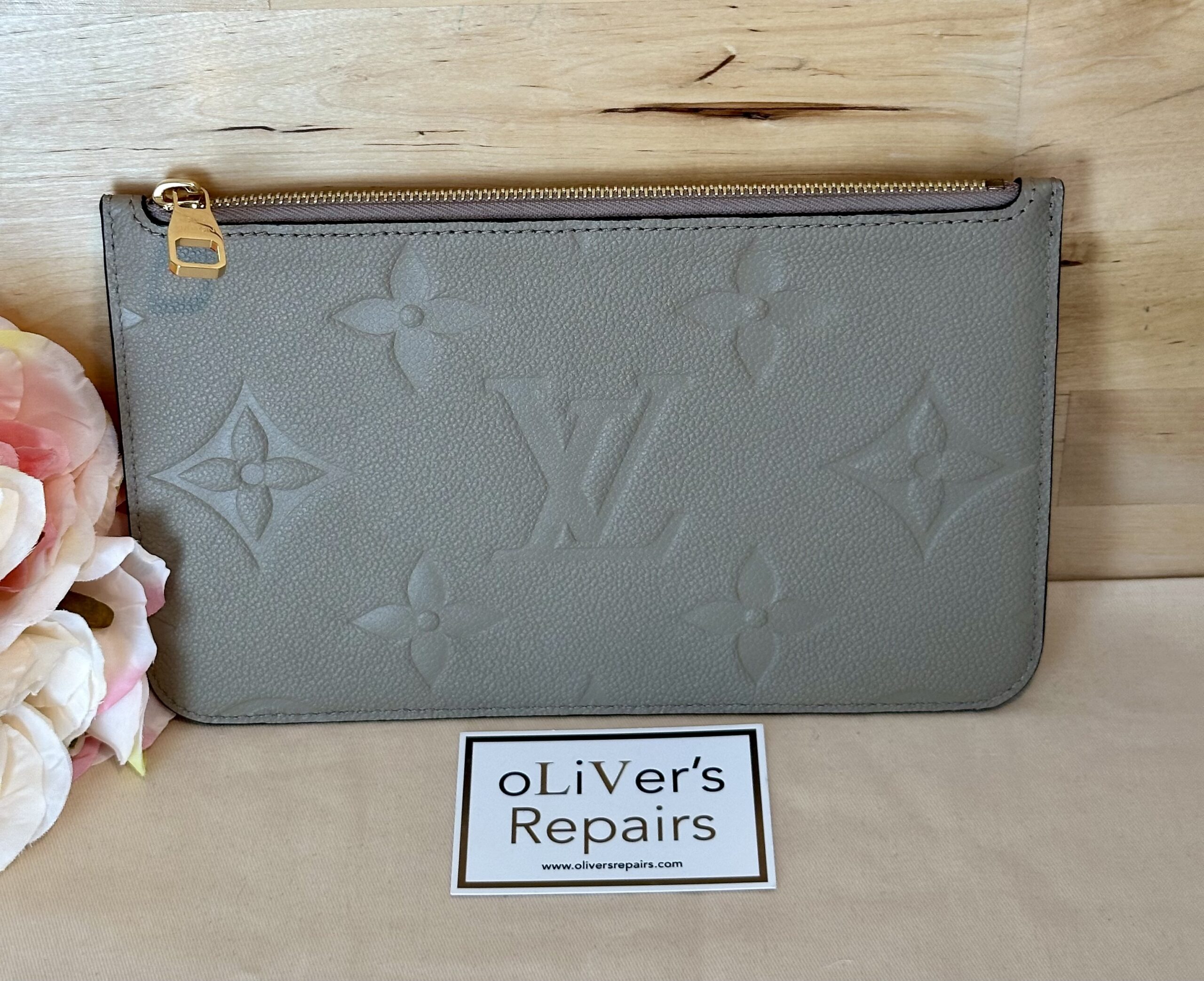LOUIS VUITTON Pochette M45686 Neverfull Pochette Empreinte Tourterelle 2024 unbenutzt
