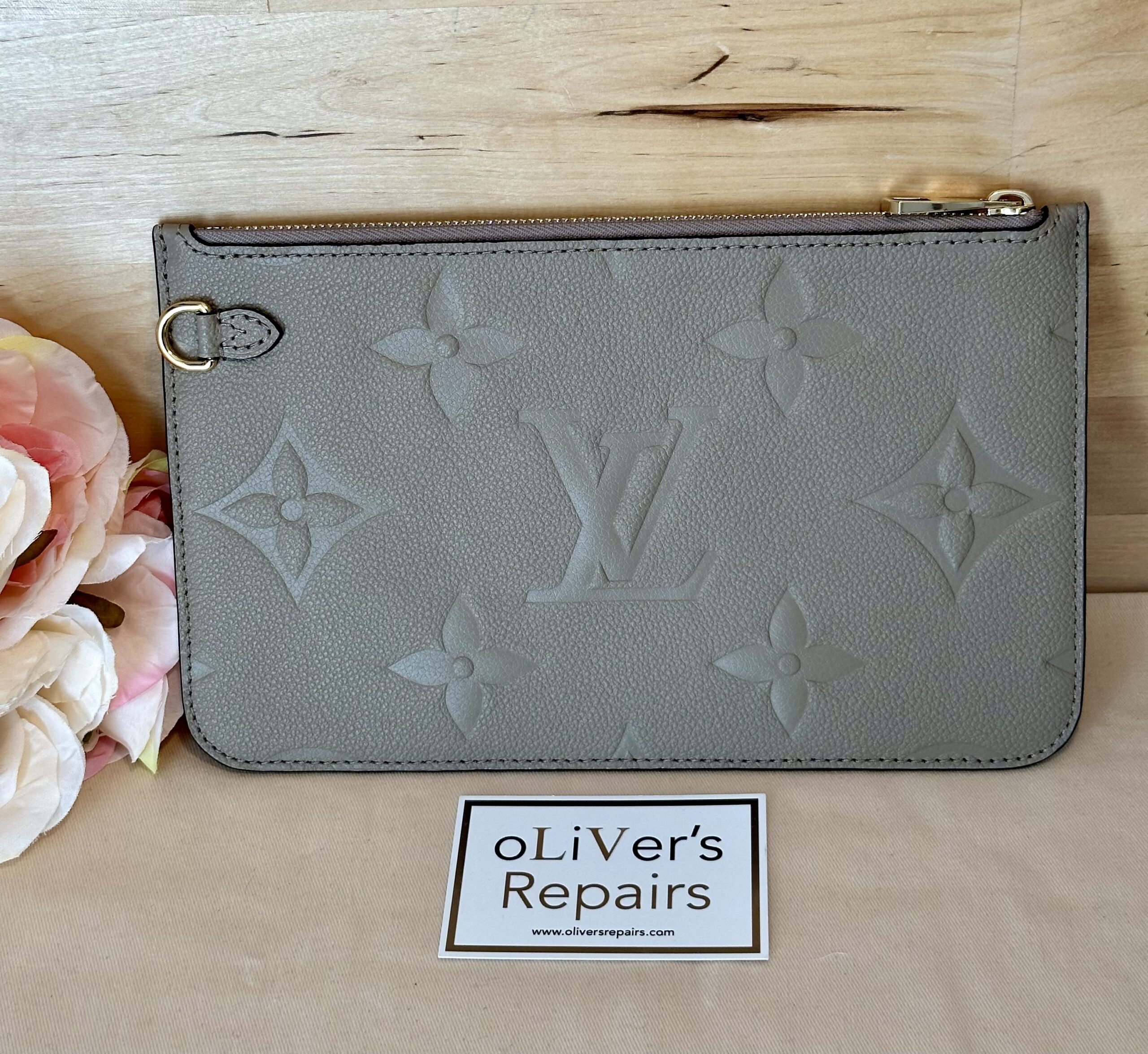 LOUIS VUITTON Pochette M45686 Neverfull Pochette Empreinte Tourterelle 2024 unbenutzt – Bild 4