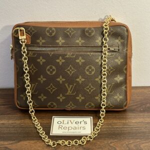 LOUIS VUITTON  Pochette Sport, M51860, Datacode 834 mit D-Ringen und originaler LV-Kette