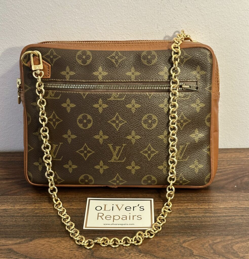 LOUIS VUITTON  Pochette Sport, M51860, Datacode 834 mit D-Ringen und originaler LV-Kette