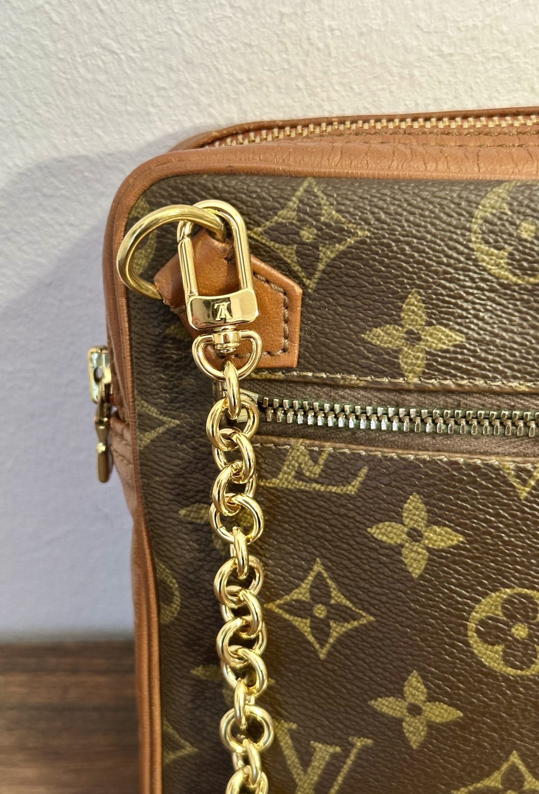 LOUIS VUITTON Pochette Sport, M51860, Datacode 834 mit D-Ringen und originaler LV-Kette – Bild 3