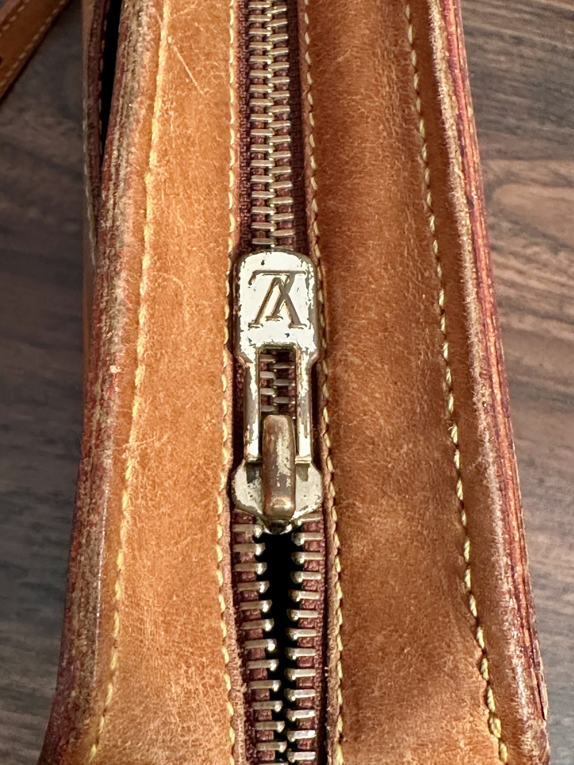 LOUIS VUITTON Sac Jeune Fille 23 VVN-Leder, M51627, Datacode 823, mit EINZIGARTIGEN LV-Beschlägen – Bild 8
