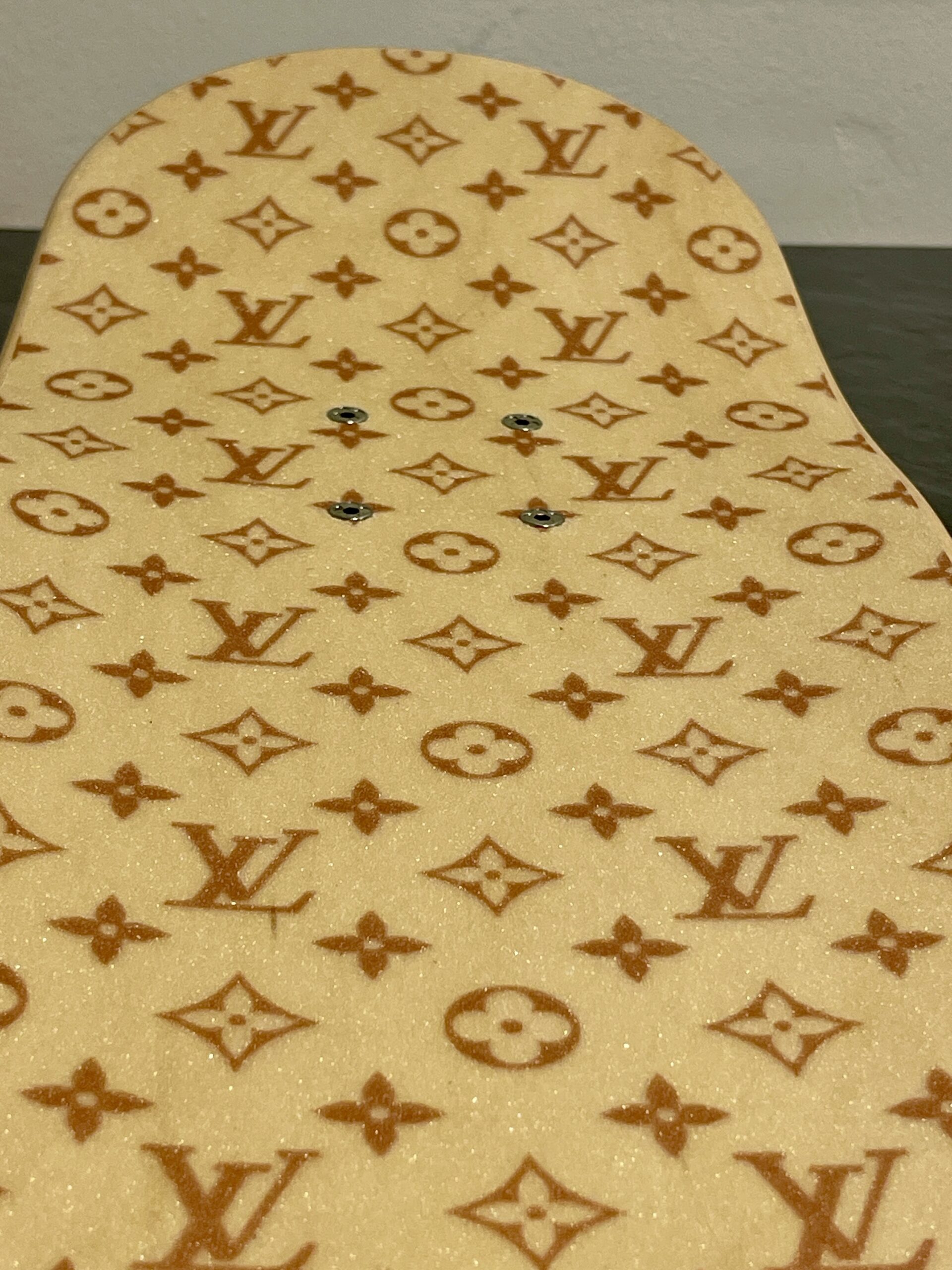 LOUIS VUITTON Skateboard GI0637, Sonder-Edition: Das Monogram in Holz gebrannt! – Bild 12