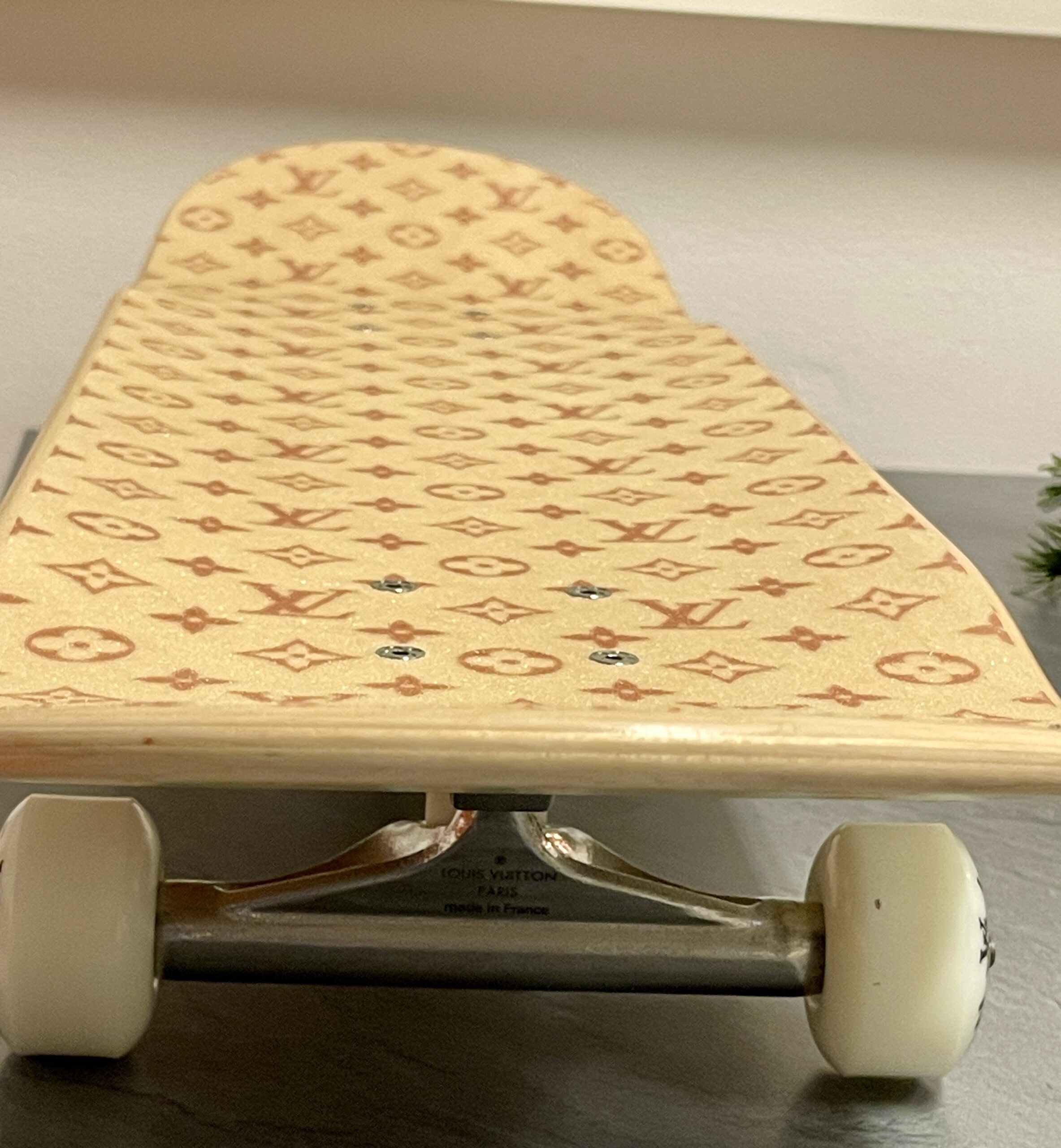 LOUIS VUITTON Skateboard GI0637, Sonder-Edition: Das Monogram in Holz gebrannt!