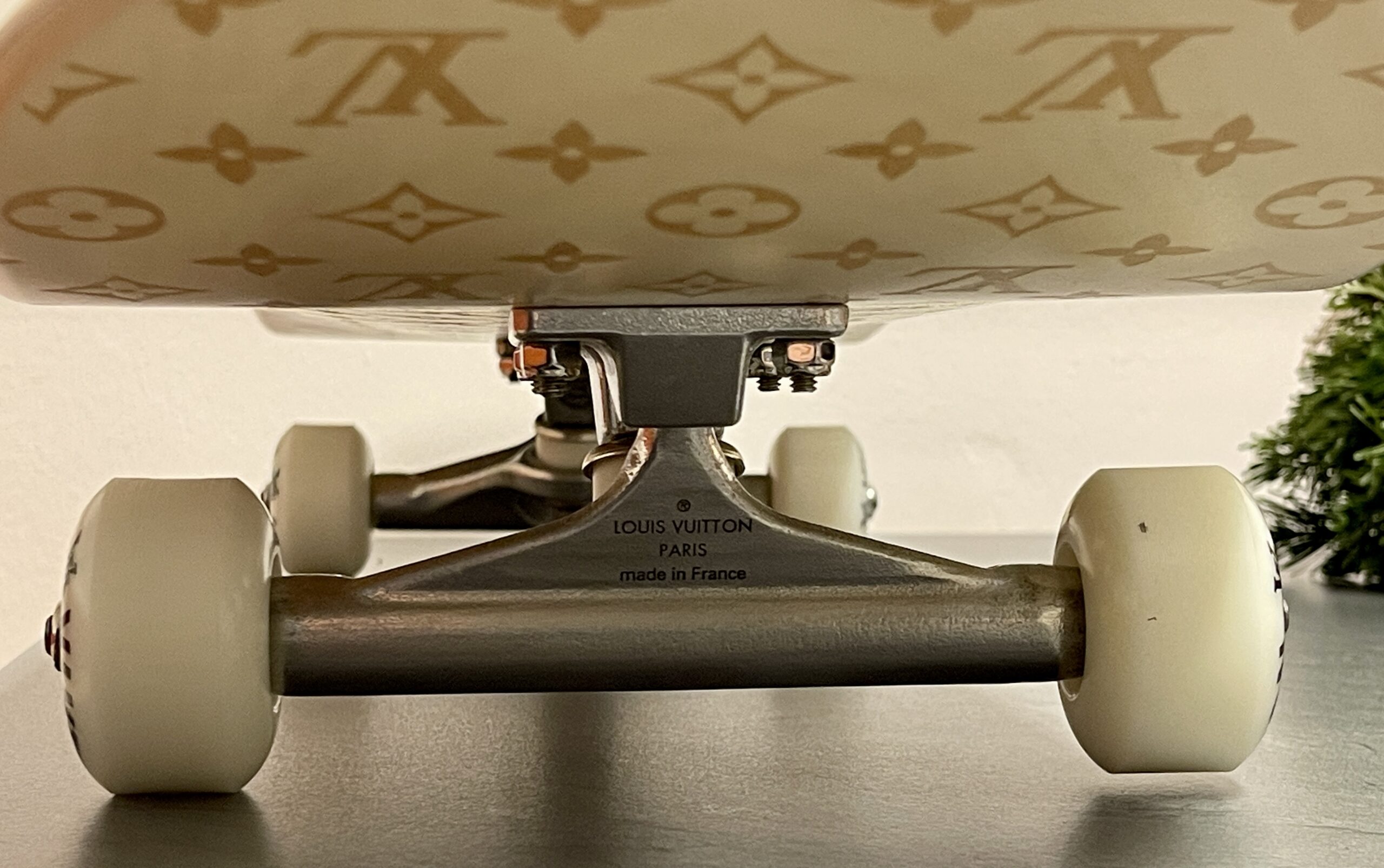 LOUIS VUITTON Skateboard GI0637, Sonder-Edition: Das Monogram in Holz gebrannt! – Bild 13
