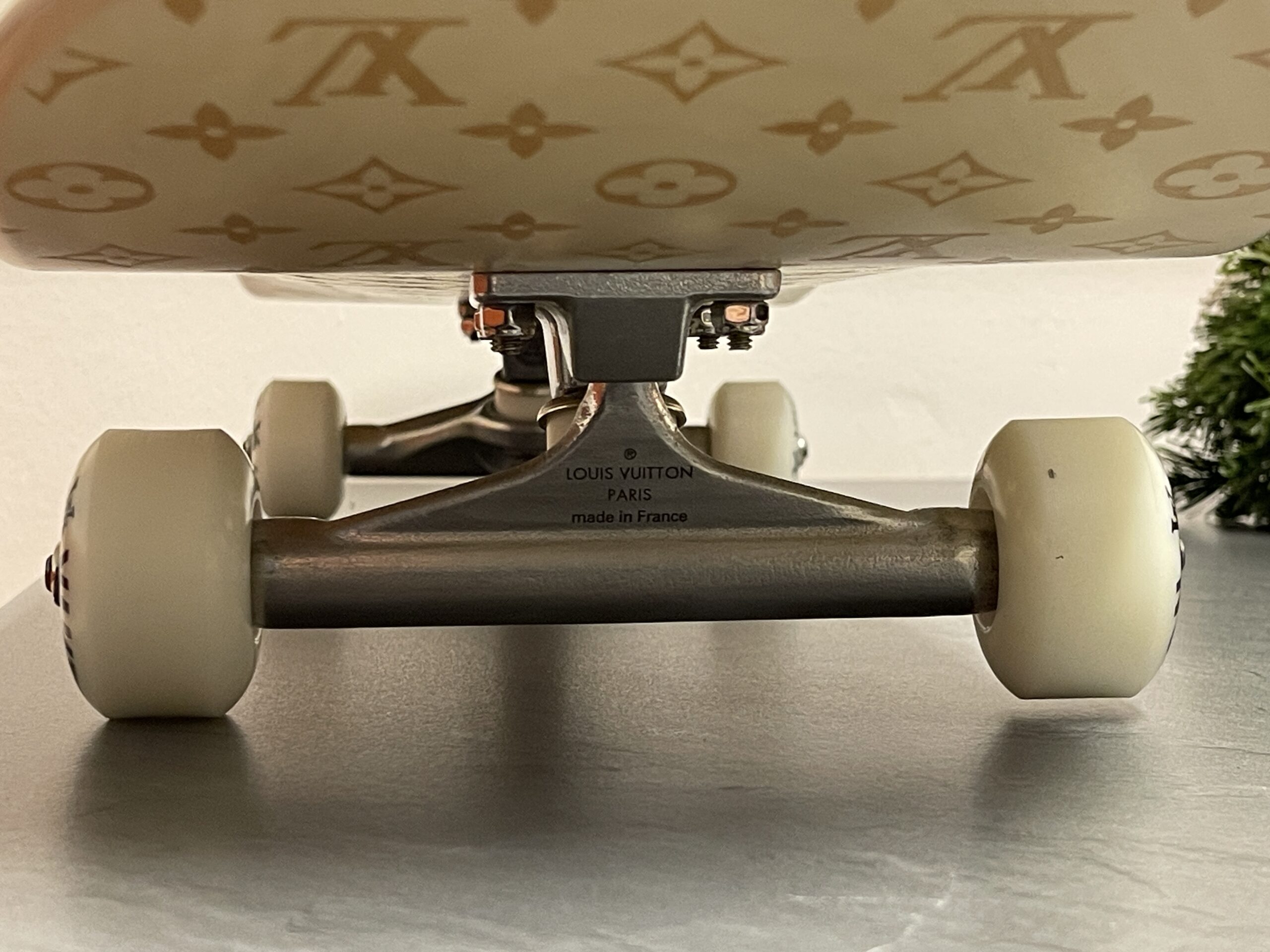 LOUIS VUITTON Skateboard GI0637, Sonder-Edition: Das Monogram in Holz gebrannt! – Bild 14