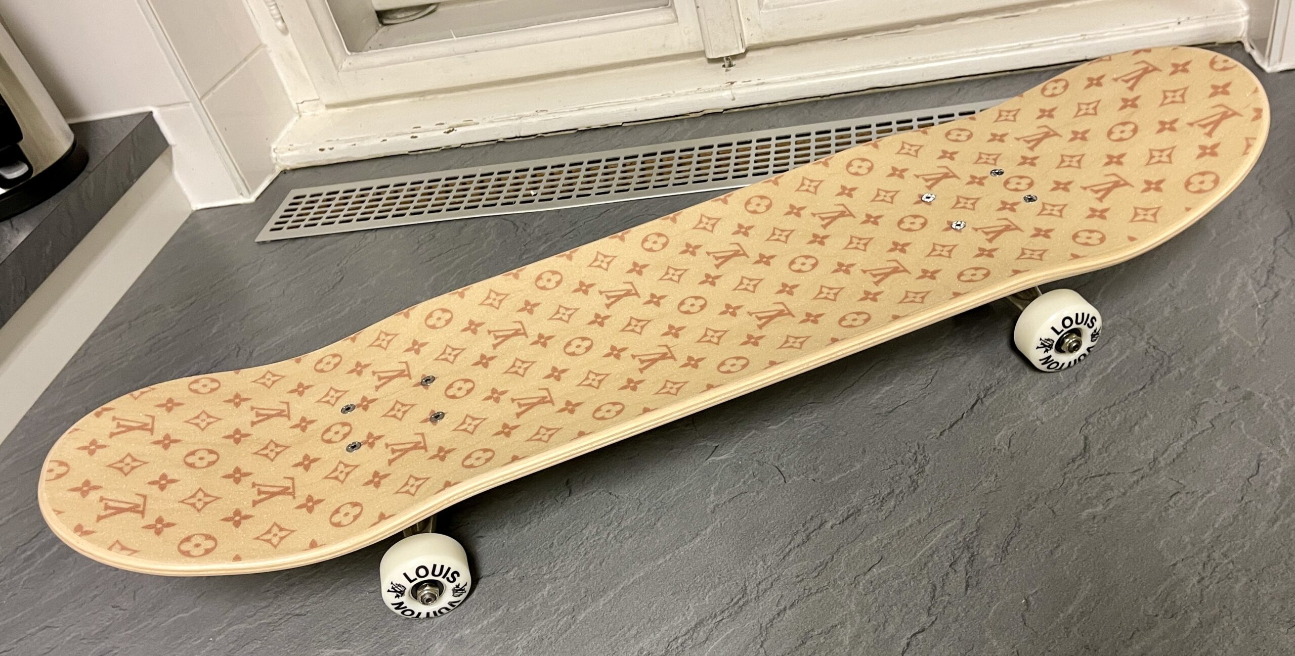 LOUIS VUITTON Skateboard GI0637, Sonder-Edition: Das Monogram in Holz gebrannt! – Bild 15