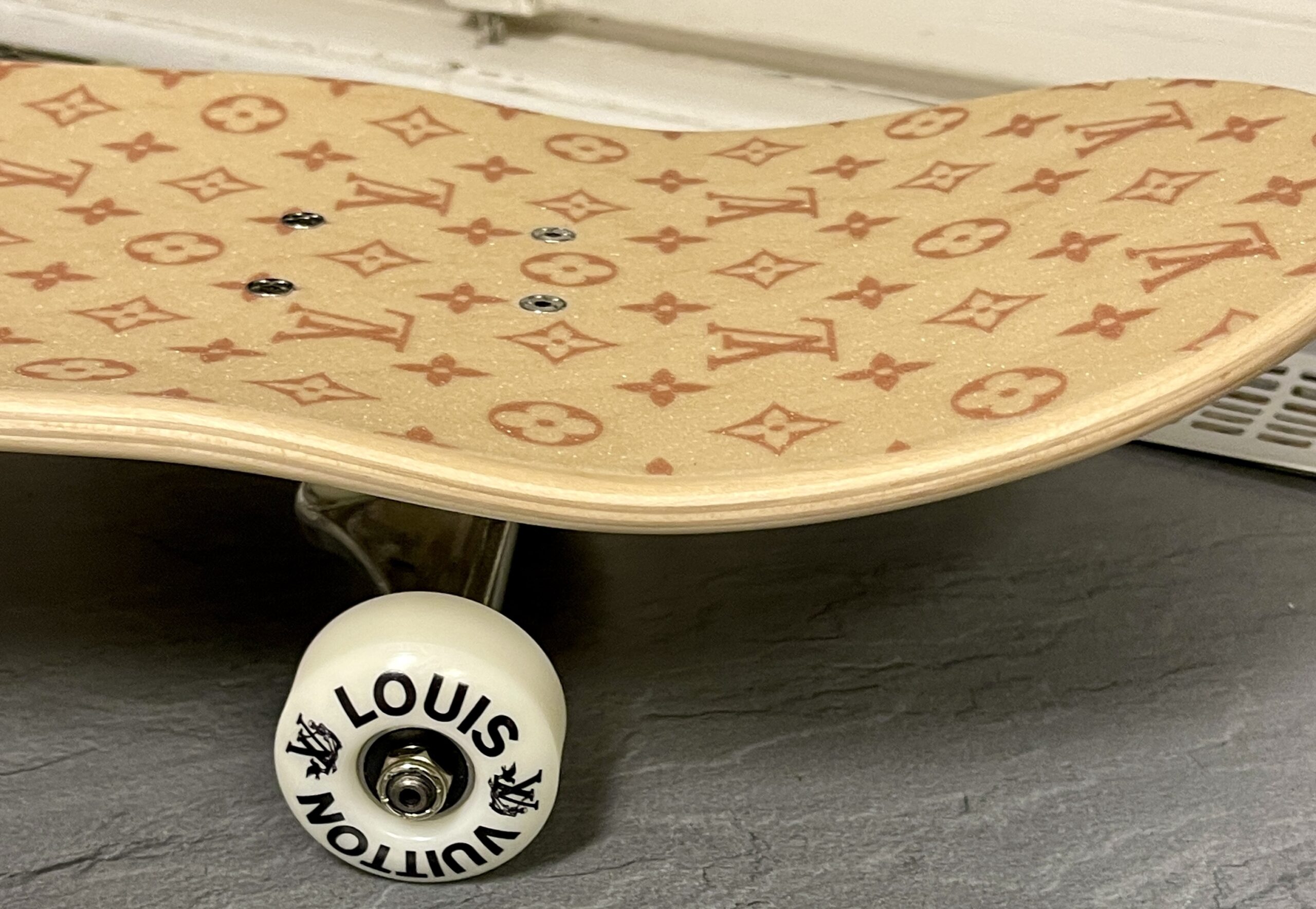 LOUIS VUITTON Skateboard GI0637, Sonder-Edition: Das Monogram in Holz gebrannt! – Bild 16