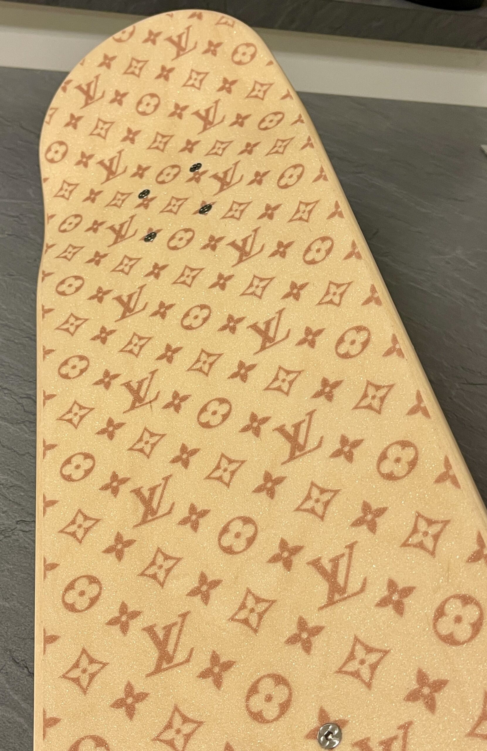 LOUIS VUITTON Skateboard GI0637, Sonder-Edition: Das Monogram in Holz gebrannt! – Bild 17