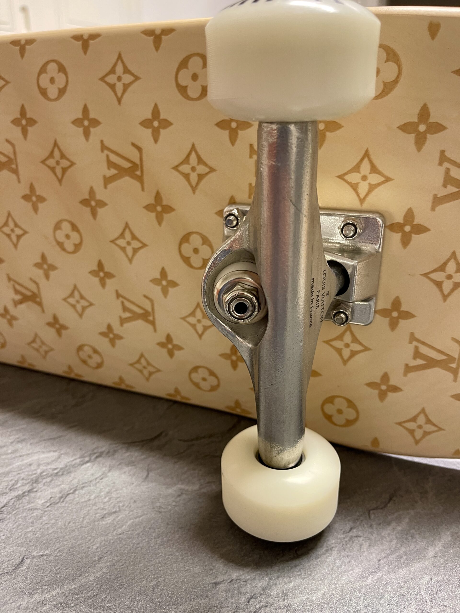 LOUIS VUITTON Skateboard GI0637, Sonder-Edition: Das Monogram in Holz gebrannt! – Bild 2