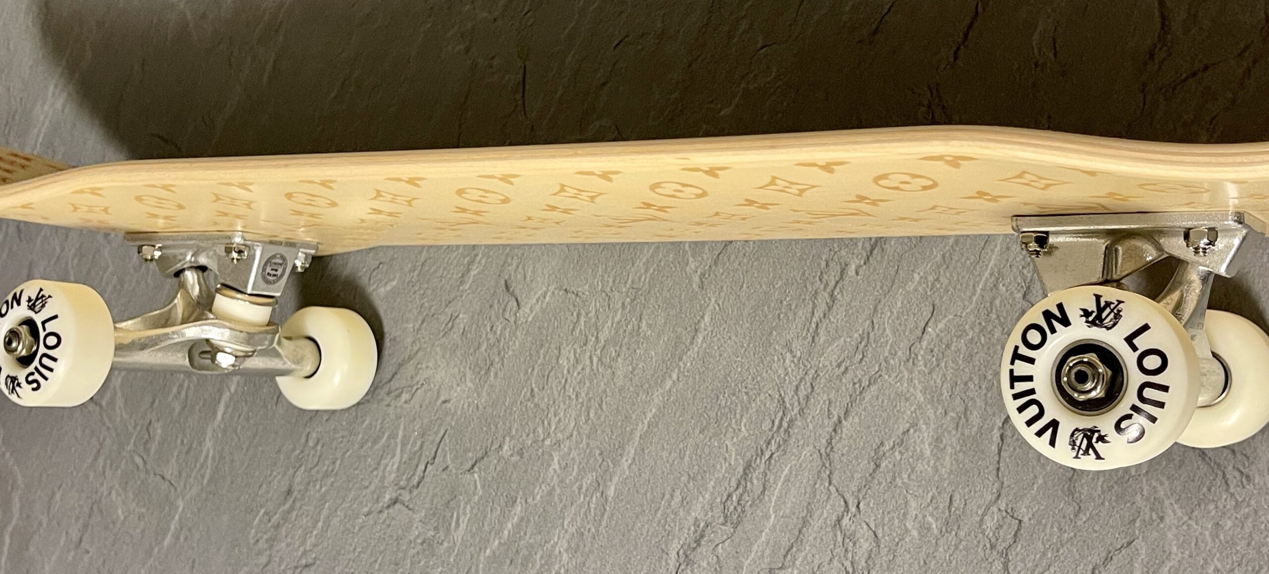 LOUIS VUITTON Skateboard GI0637, Sonder-Edition: Das Monogram in Holz gebrannt! – Bild 18