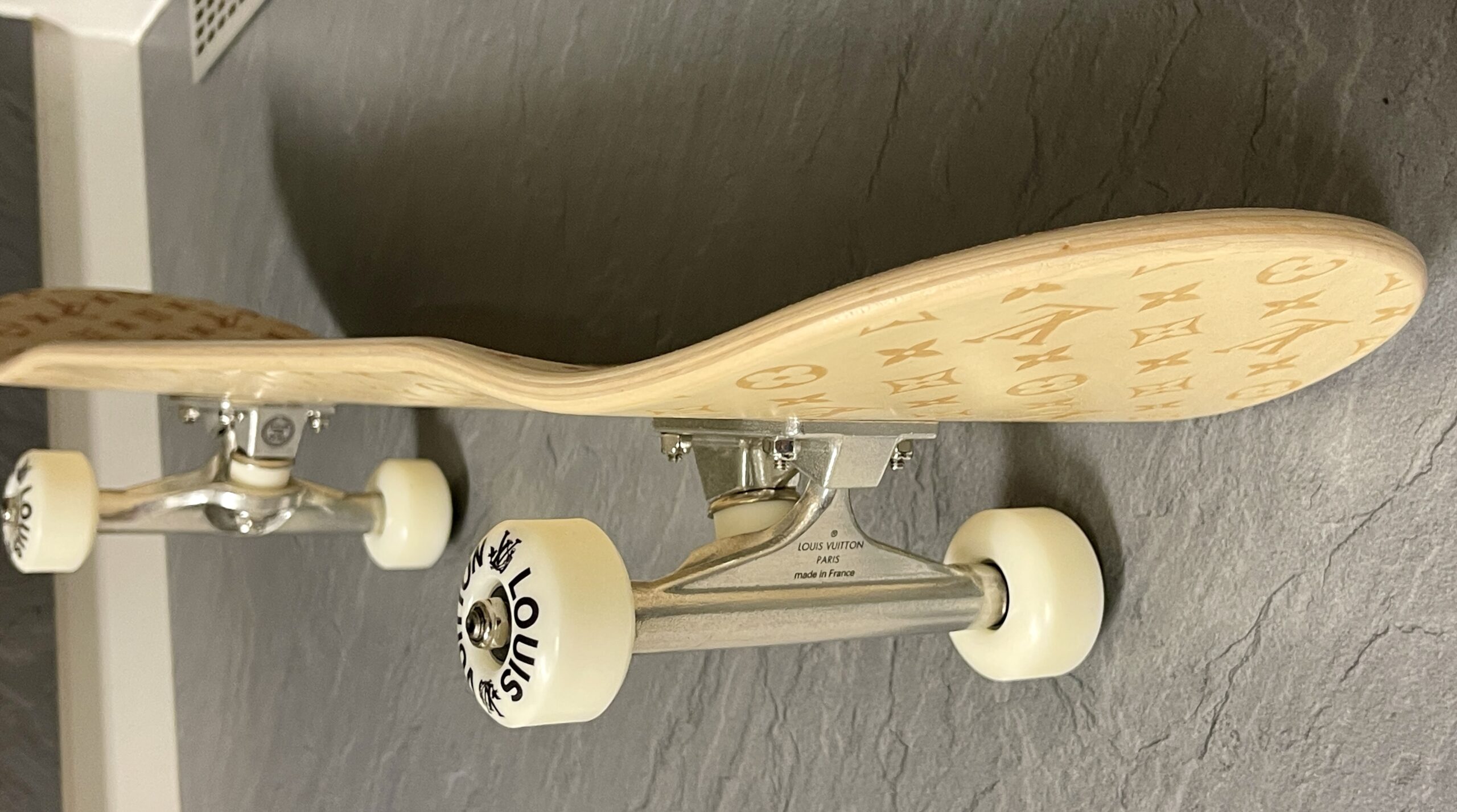 LOUIS VUITTON Skateboard GI0637, Sonder-Edition: Das Monogram in Holz gebrannt! – Bild 19