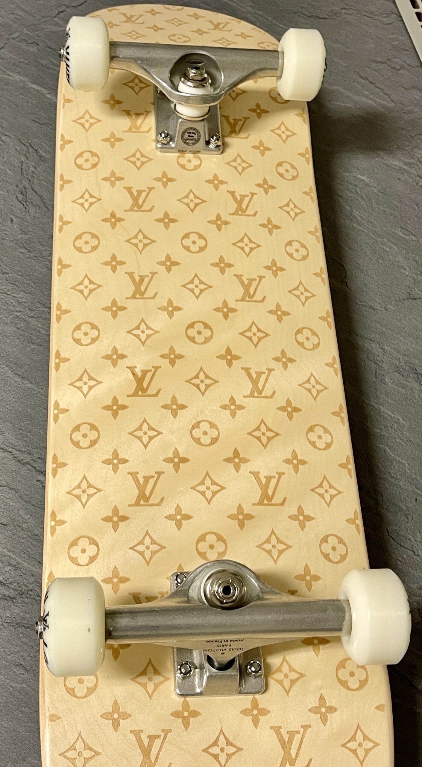 LOUIS VUITTON Skateboard GI0637, Sonder-Edition: Das Monogram in Holz gebrannt! – Bild 20