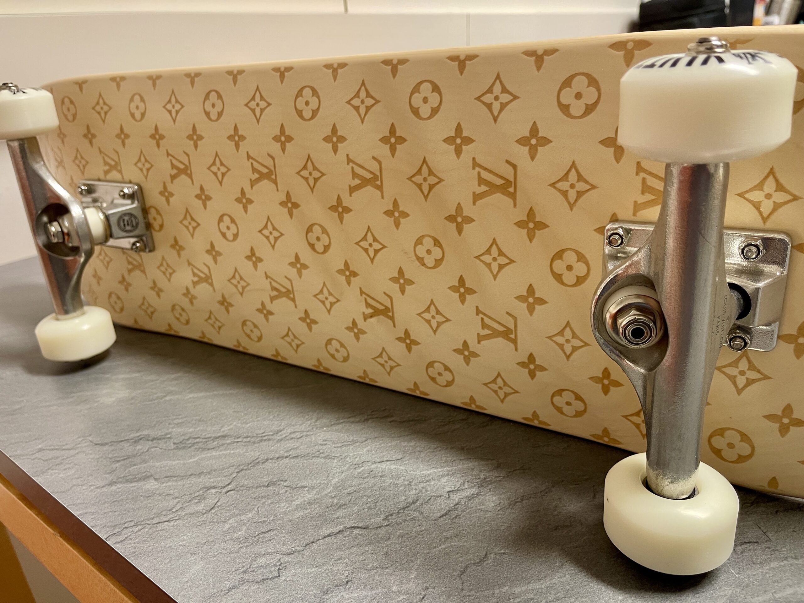 LOUIS VUITTON Skateboard GI0637, Sonder-Edition: Das Monogram in Holz gebrannt! – Bild 4