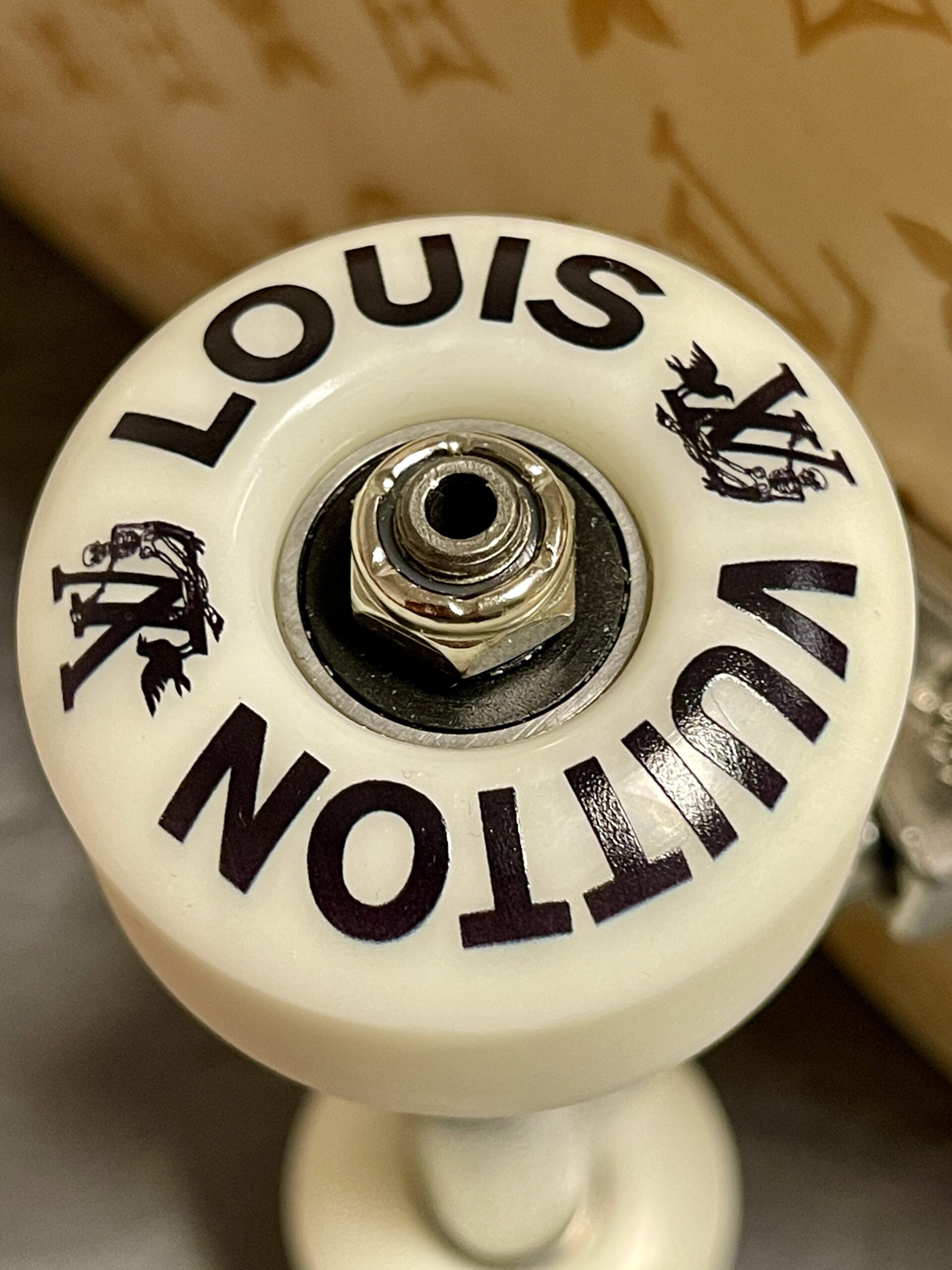 LOUIS VUITTON Skateboard GI0637, Sonder-Edition: Das Monogram in Holz gebrannt! – Bild 3