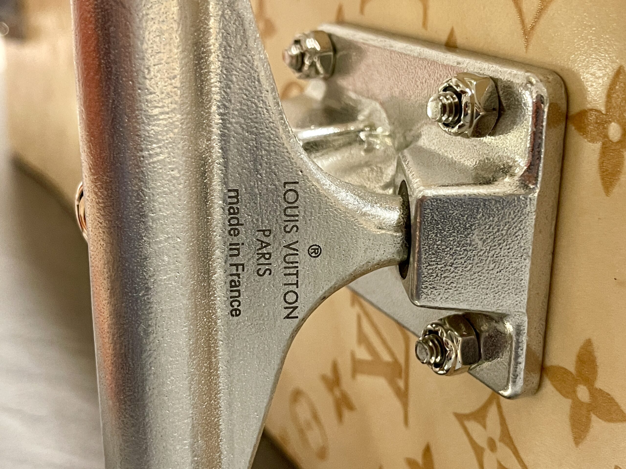 LOUIS VUITTON Skateboard GI0637, Sonder-Edition: Das Monogram in Holz gebrannt! – Bild 7