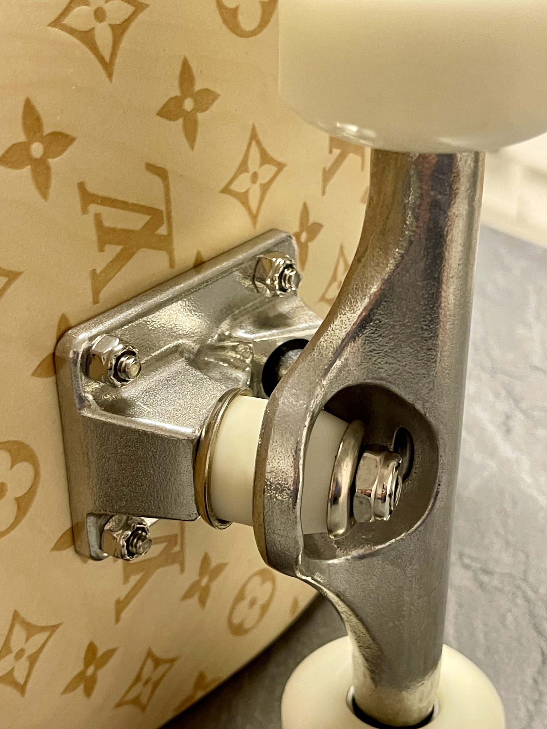 LOUIS VUITTON Skateboard GI0637, Sonder-Edition: Das Monogram in Holz gebrannt! – Bild 9