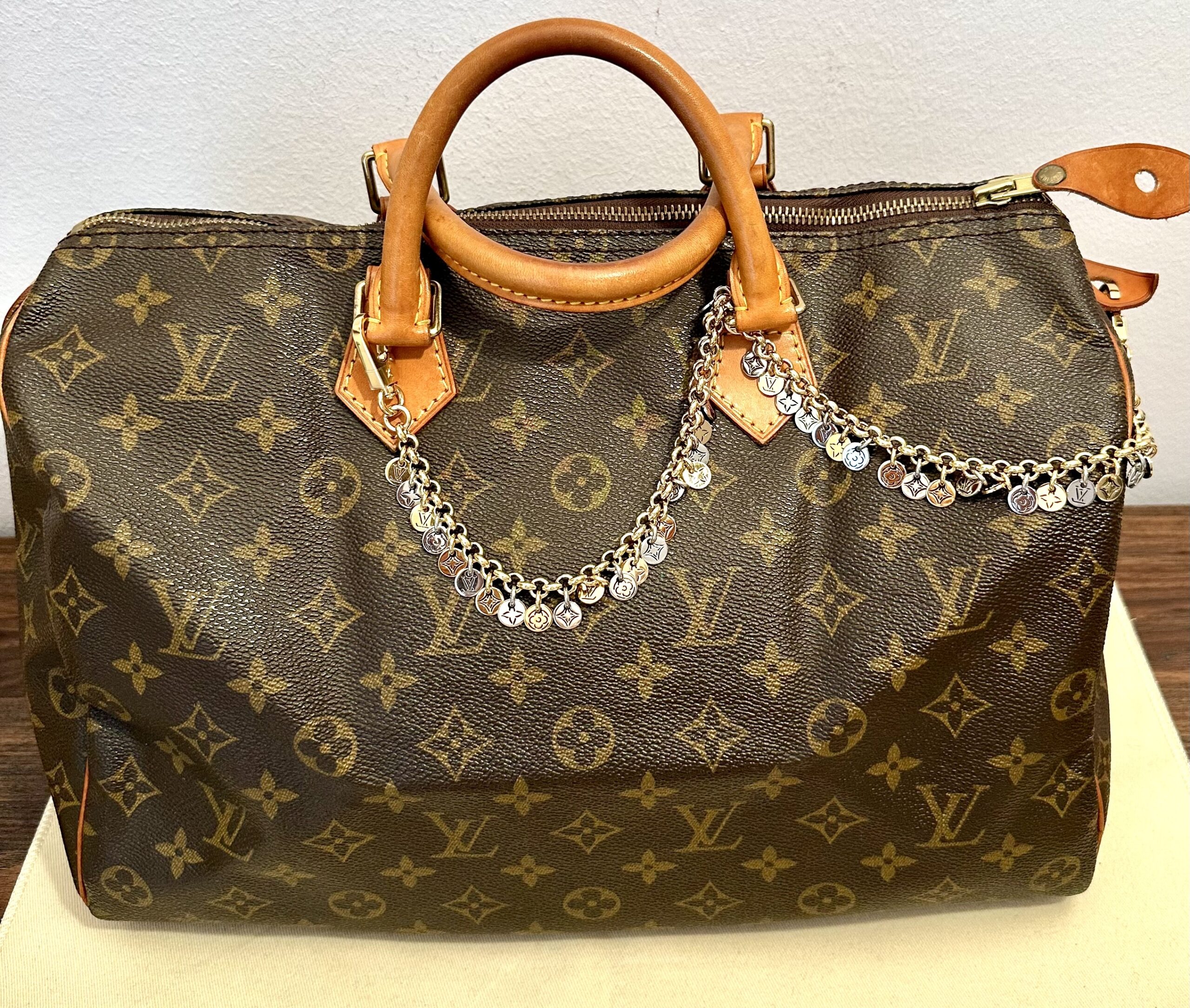 LOUIS VUITTON Taschencharm / edle Kette Medaillons silber/gold für den besonderen Akzent – Bild 7
