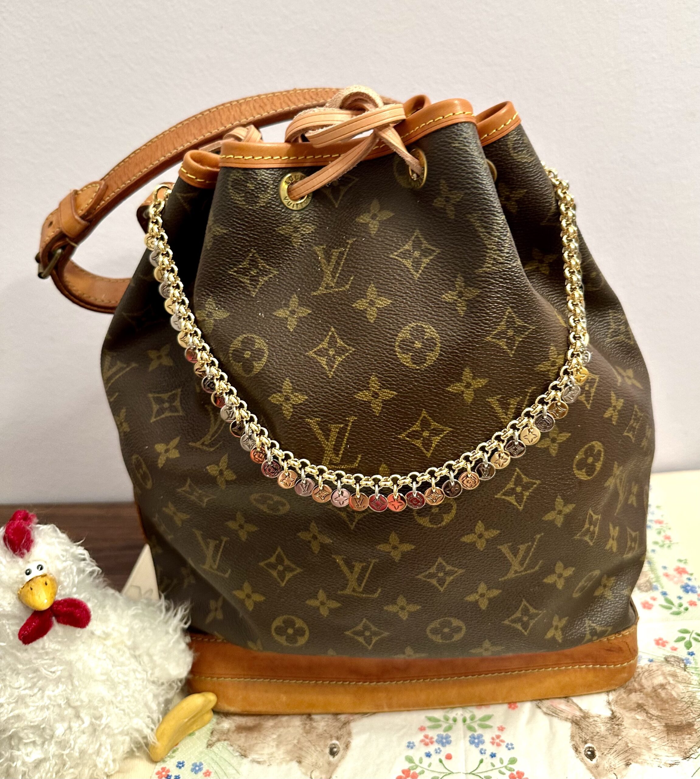 LOUIS VUITTON Taschencharm / edle Kette Medaillons silber/gold für den besonderen Akzent – Bild 8