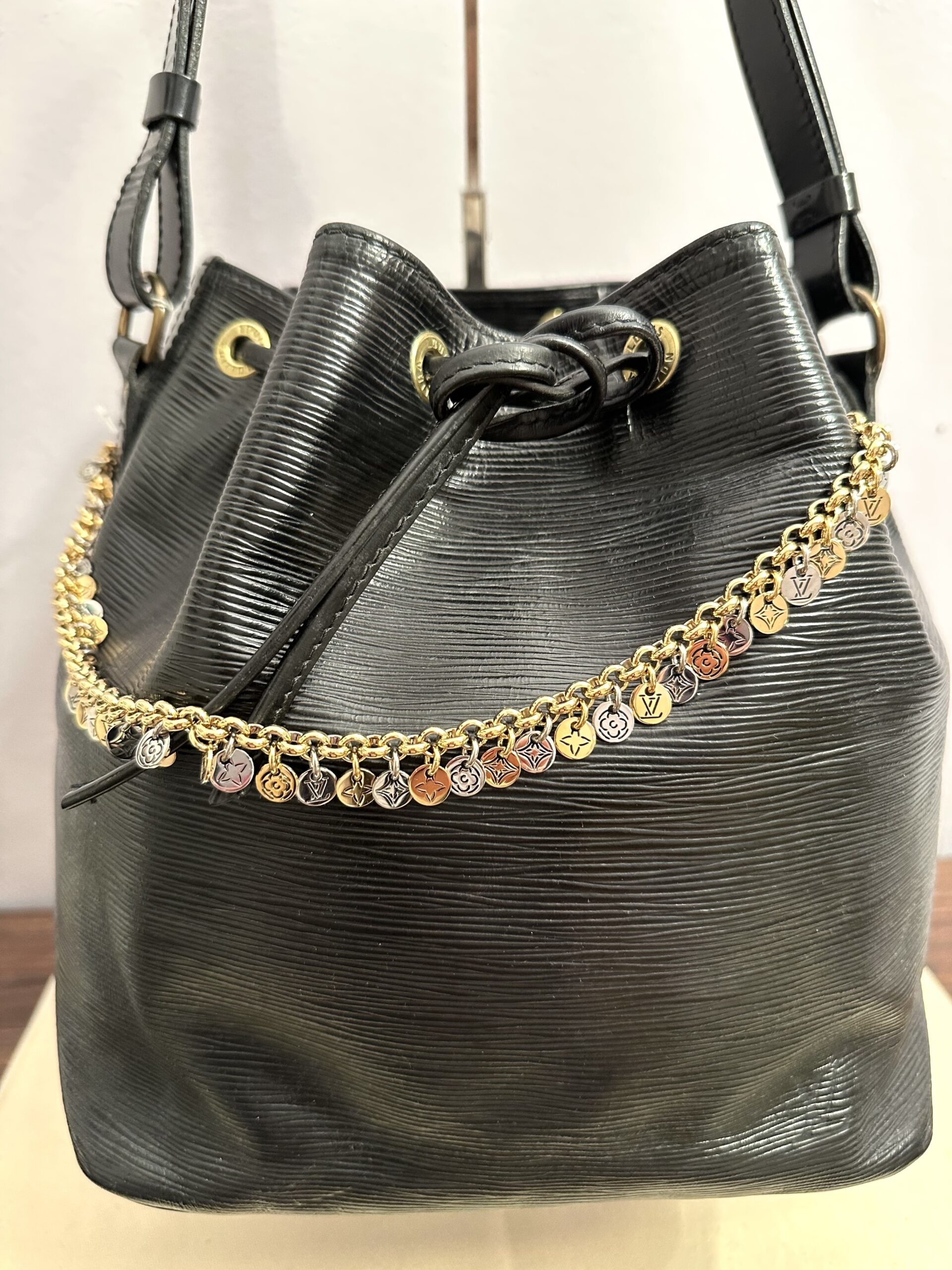 LOUIS VUITTON Taschencharm / edle Kette Medaillons silber/gold für den besonderen Akzent – Bild 9