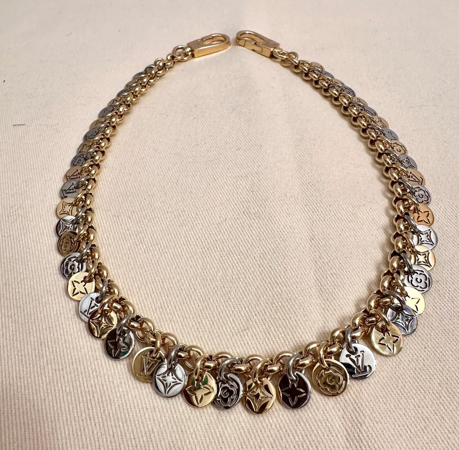LOUIS VUITTON Taschencharm / edle Kette Medaillons silber/gold für den besonderen Akzent