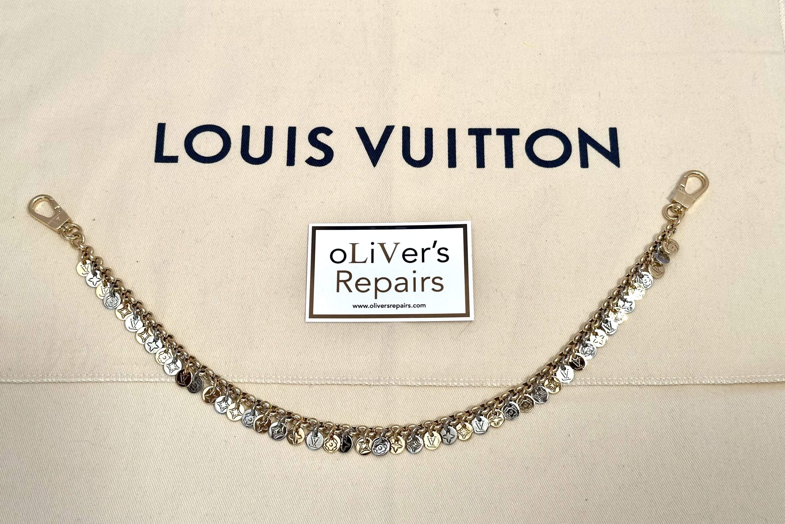 LOUIS VUITTON Taschencharm / edle Kette Medaillons silber/gold für den besonderen Akzent – Bild 3