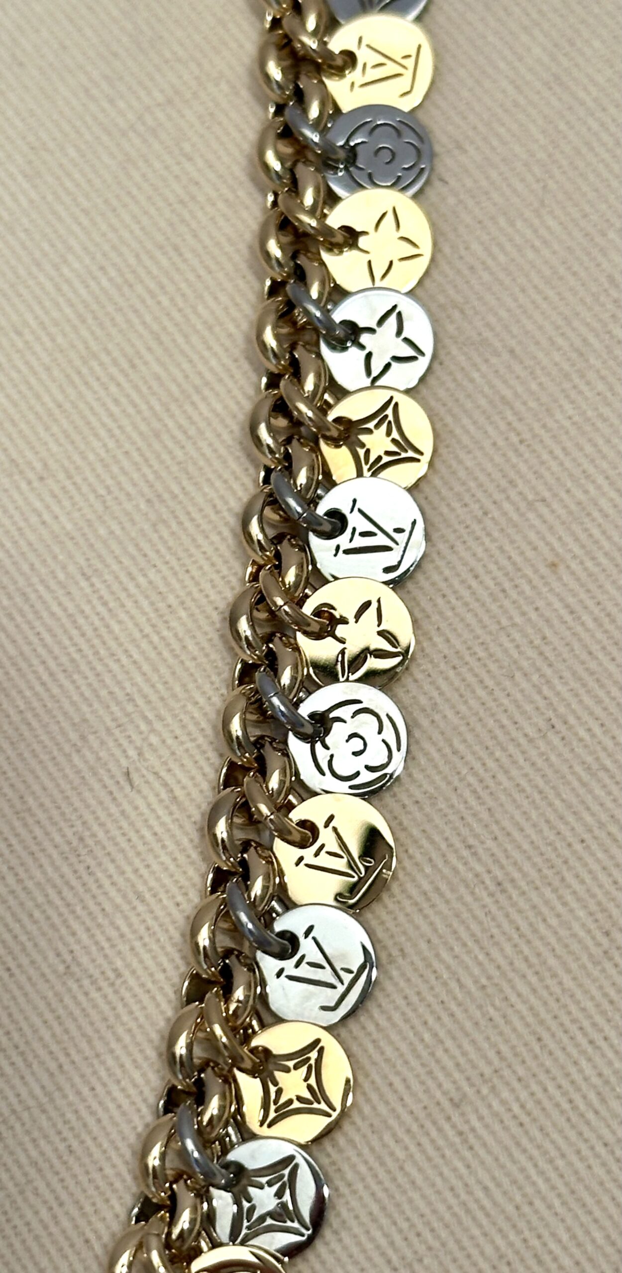 LOUIS VUITTON Taschencharm / edle Kette Medaillons silber/gold für den besonderen Akzent – Bild 2