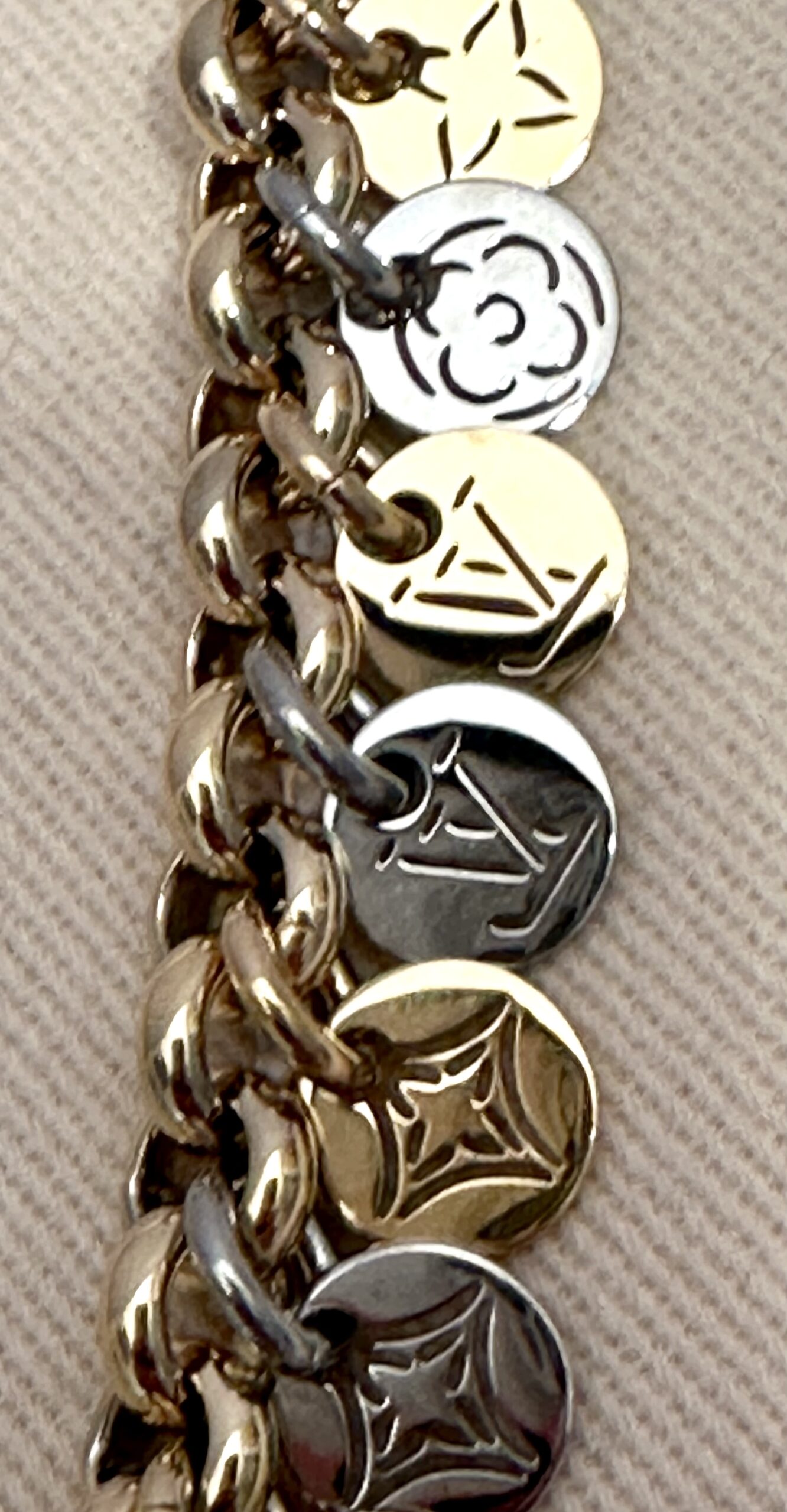LOUIS VUITTON Taschencharm / edle Kette Medaillons silber/gold für den besonderen Akzent – Bild 4