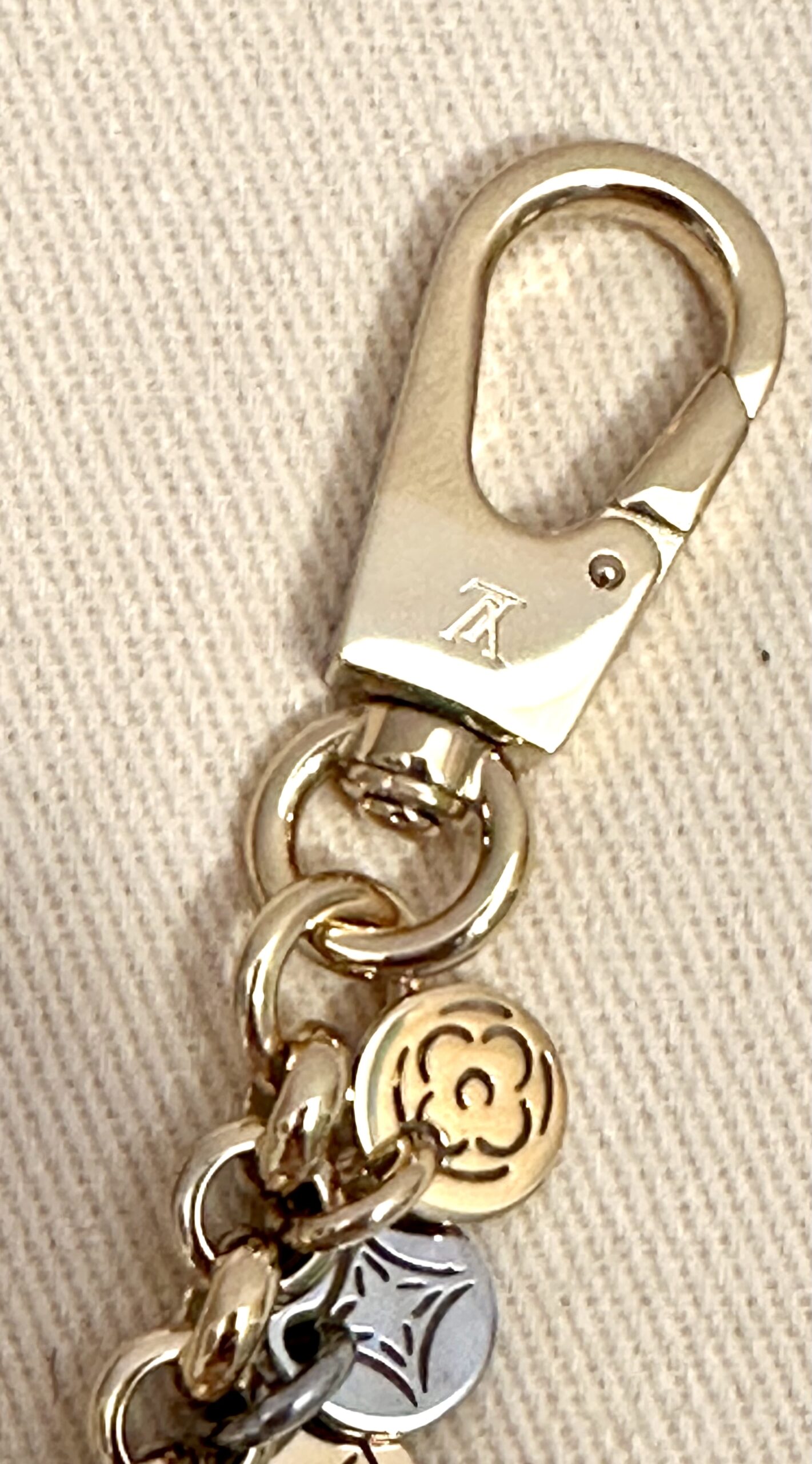 LOUIS VUITTON Taschencharm / edle Kette Medaillons silber/gold für den besonderen Akzent – Bild 5