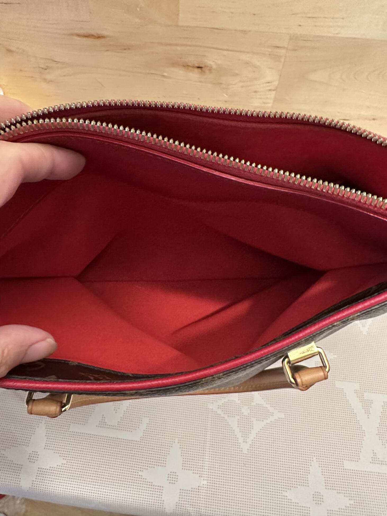 LOUIS VUITTON Pallas MM, M41175, SN2154 inkl. verstellbarem Riemen – Bild 17