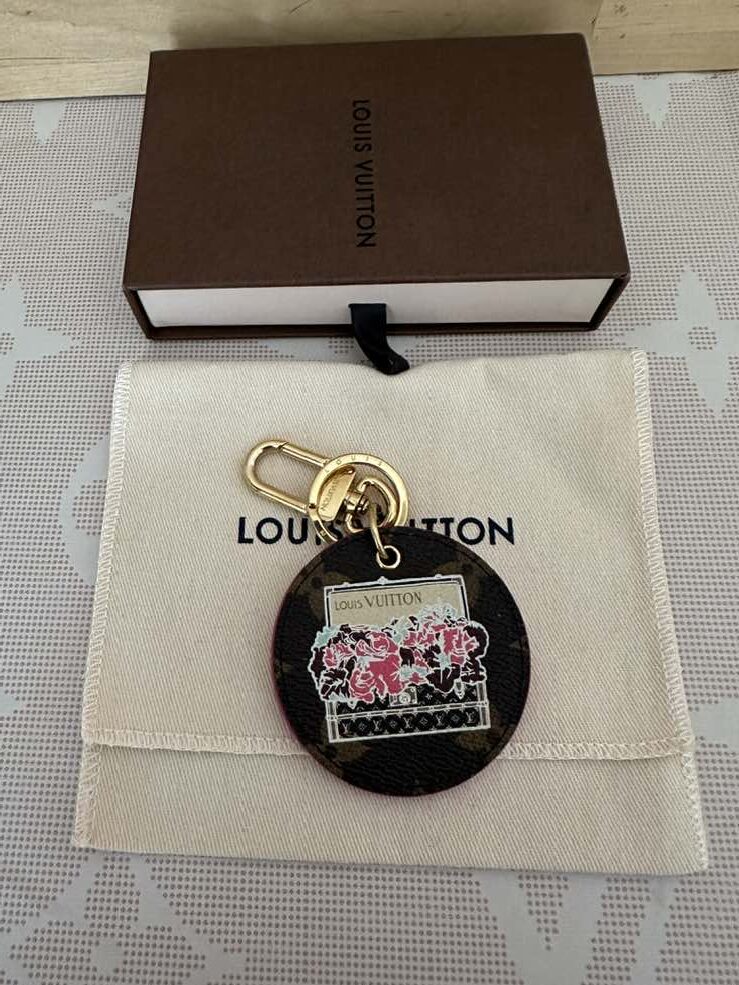 LOUIS VUITTON Bagcharm, M61028,Porte-Clés Illustré Posies, Flower Trunk – Bild 2