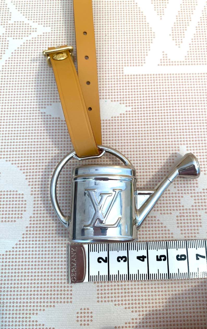 LOUIS VUITTON Bagcharm, Taschenanhänger, Gießkanne, Rarität – Bild 2