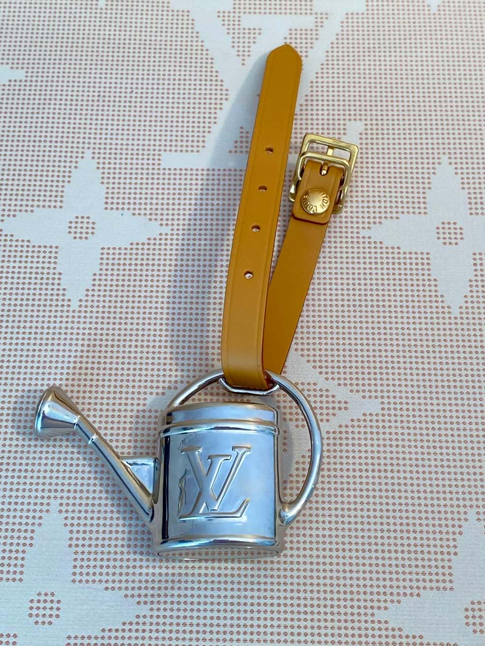 LOUIS VUITTON Bagcharm, Taschenanhänger, Gießkanne, Rarität – Bild 11