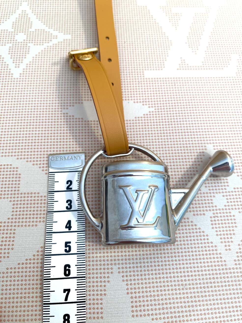LOUIS VUITTON Bagcharm, Taschenanhänger, Gießkanne, Rarität – Bild 12