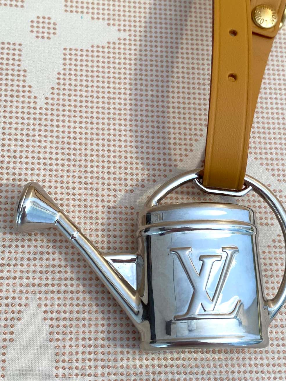 LOUIS VUITTON Bagcharm, Taschenanhänger, Gießkanne, Rarität – Bild 14