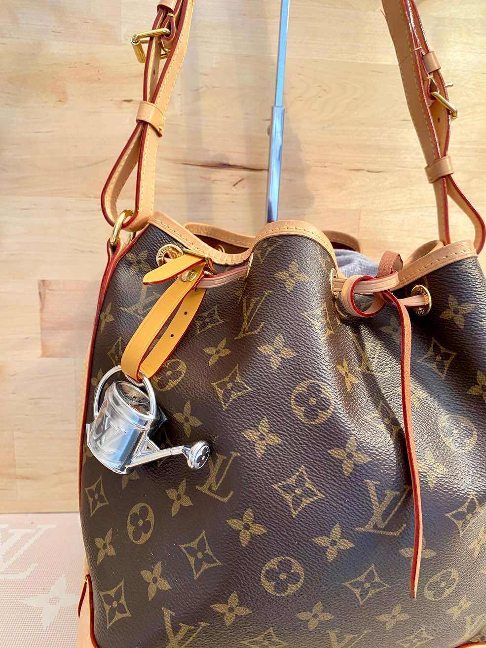 LOUIS VUITTON Bagcharm, Taschenanhänger, Gießkanne, Rarität – Bild 3